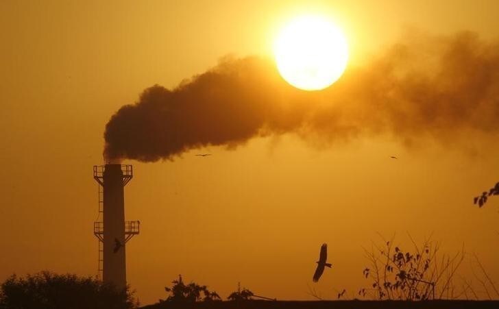 Smoke rises from a chimney of a garbage processing plant on the outskirts of the northern Indian city of Chandigarh December 3, 2011. REUTERS/Ajay Verma (INDIA - Tags: ENVIRONMENT)