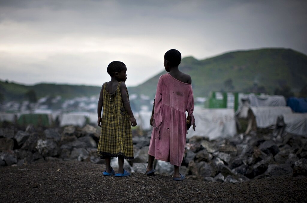 Congolese girls displaced by war stand on the outskirts of a makeshift camp near Goma in eastern Congo, February 11, 2009. Rwandan Hutu rebels are melting into eastern Congo's bush before advancing Rwandan and Congolese forces, in a sign the surprise joint offensive will not quash militia groups at the heart of 15 years of conflict. REUTERS/Finbarr O'Reilly (DEMOCRATIC REPUBLIC OF CONGO) - refugees asylum migration immigration camps displacement united nations un rights Syrian venezuela afganistan south sudan myanmar somalia drc democratice republic of congo iraq centeral african republic