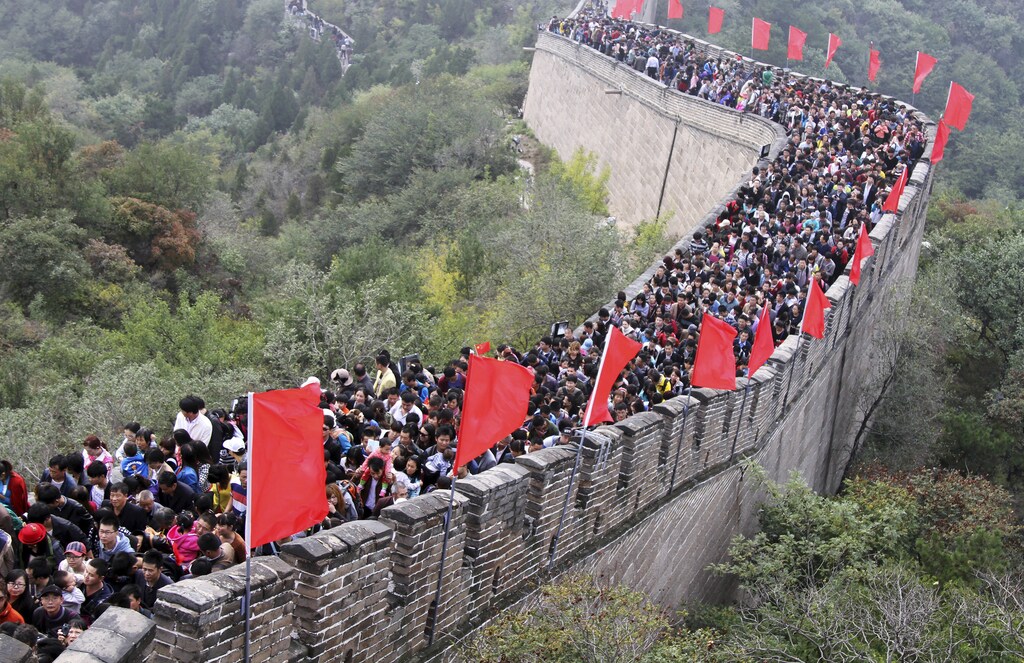 Tourists visit the Great Wall on the third day of the seven-day national day holiday, on the outskirts of Beijing, October 3, 2014. The national day holiday, known by many Chinese as "the Golden Week" for travel, started on October 1 this year, celebrating the 65th anniversary of the founding of the People's Republic of China. According to a prediction by the China Tourism Academy, a total of 480 million trips are expected to be made by travellers within these seven days, Xinhua News Agency reported. Picture taken October 3, 2014. REUTERS/Stringer (CHINA - Tags: TRAVEL SOCIETY ANNIVERSARY) CHINA OUT. NO COMMERCIAL OR EDITORIAL SALES IN CHINA - RTR48XW4