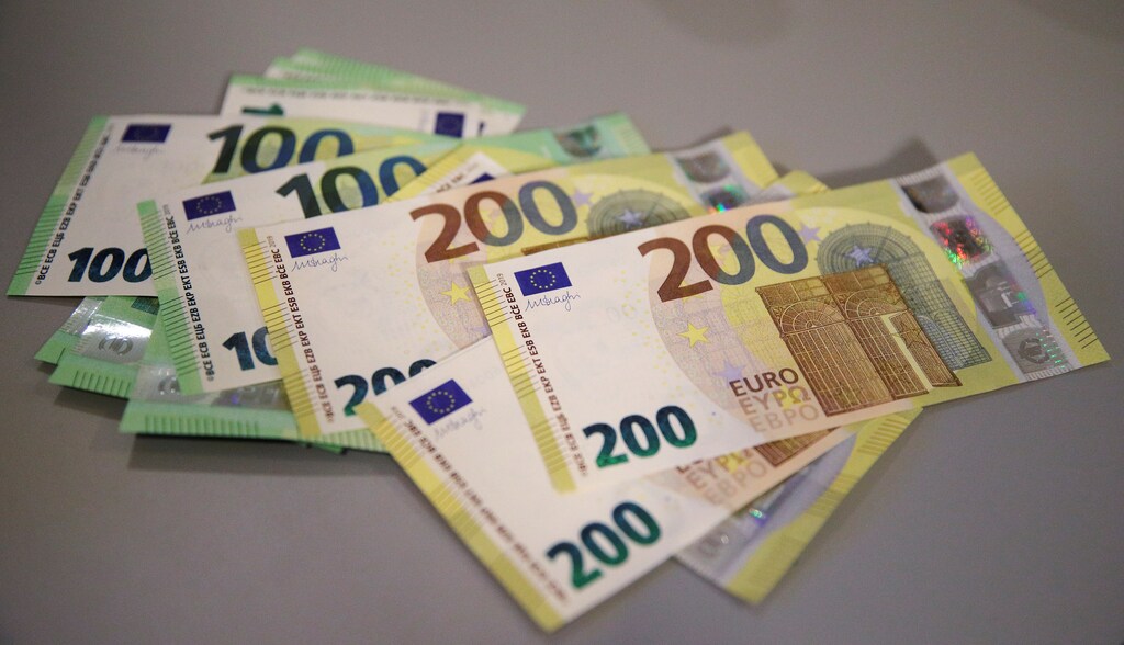 New 100 and 200 euro banknotes are displayed in Vienna, Austria, September 17, 2018. REUTERS/Heinz-Peter Bader - RC11E7A08920