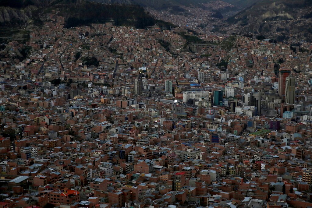 A view of La Paz city at sunset in Bolivia, April 19, 2017. REUTERS/David Mercado - RTS131ZZ