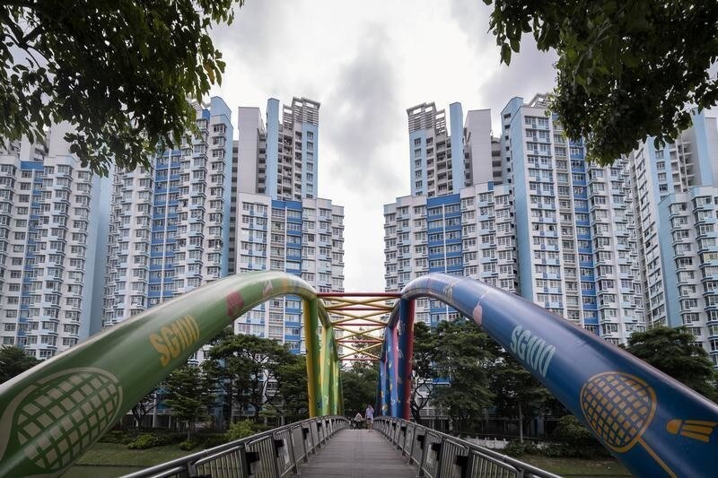 The Kolam Ayer bridge connects to the River Vista @ Kallang public housing flats over the Kallang River in eastern Singapore, June 20, 2019. Picture taken June 20, 2019. REUTERS/Loriene Perera - RC1CC31782A0