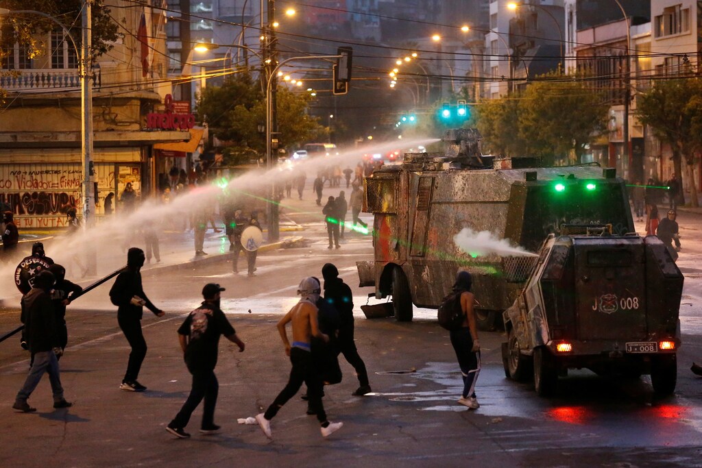 Demonstrators clashes with the security forces during a protest against Chile's government in Valparaiso, Chile January 3, 2020. REUTERS/Rodrigo Garrido - RC2Q8E958PVK