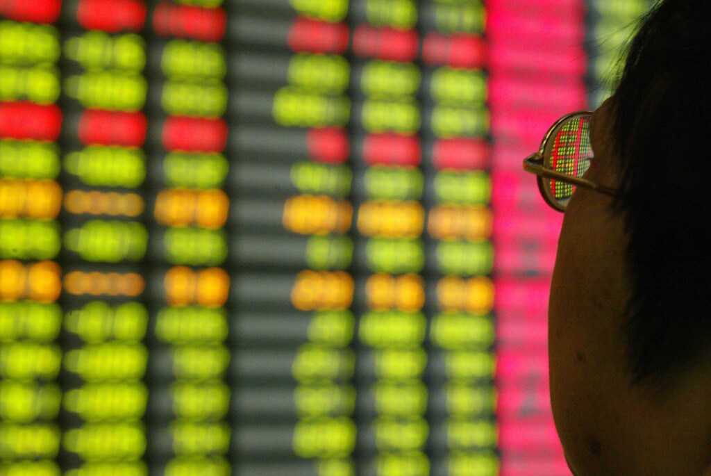 A Chinese investor monitors share prices at a securities company in Shanghai November 12, 2003. China's shares closed at a year low on Wednesday, battered by weak sentiment exacerbated by fresh selling in bank stocks on the back of a huge planned bond issue by Shanghai Pudong Development Bank, brokers said. The benchmark Shanghai composite index, grouping hard-currency B shares for foreigners and yuan-denominated A shares, dropped 1.92 percent to 1,317.792 points, the lowest close this year since the 1,319.868 level set on January 3.NO RIGHTS CLEARANCES OR PERMISSIONS ARE REQUIRED FOR THIS IMAGE MRKET REUTERS/Claro Cortes IV CC/DL - RP4DRHXNTLAA