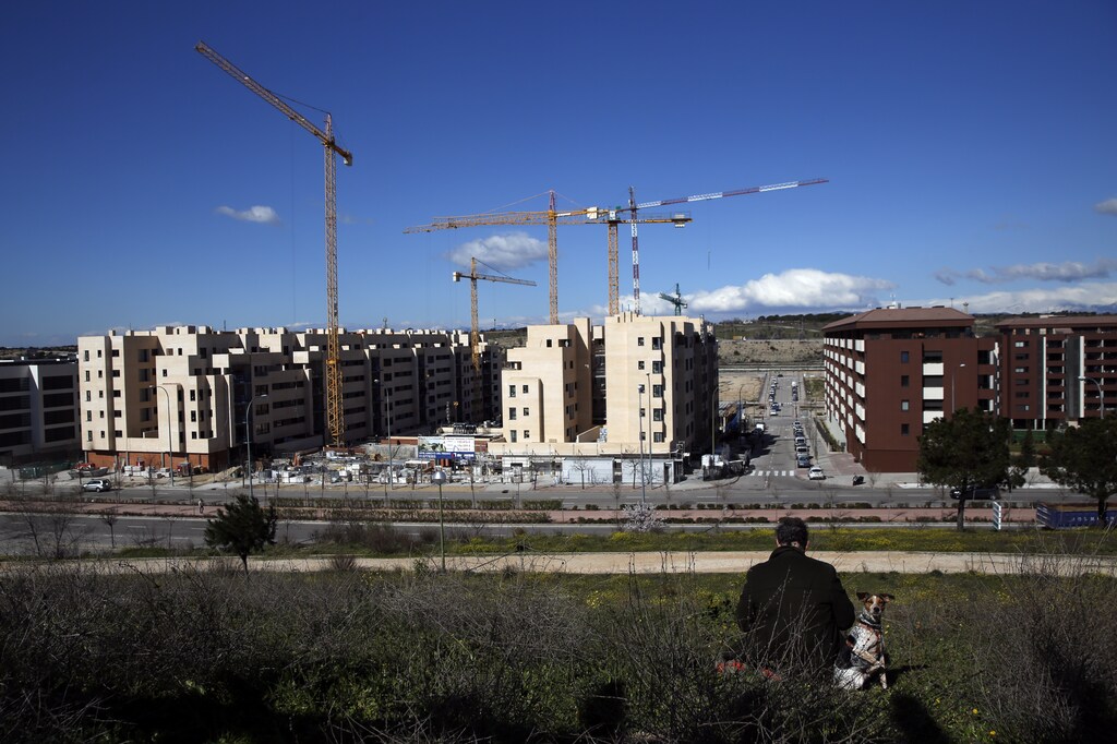 Construction cranes are seen at a new housing development in the outskirts of Madrid, Spain, February 29, 2016. REUTERS/Susana Vera - RTS8LNZ