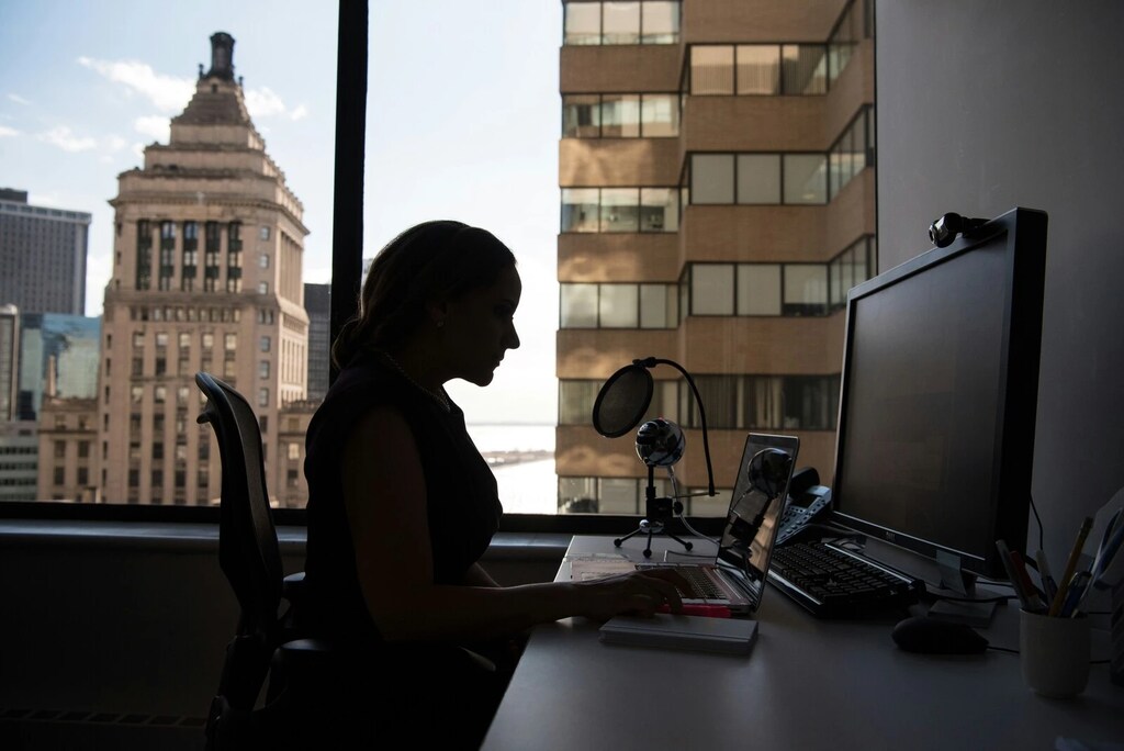 Silueta de una mujer trabajando en un escritorio: Los índices de empleo femenino han aumentado.
