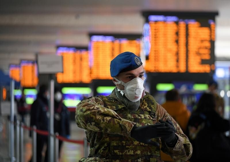 Soldado en la estación de tren Termini, en Italia, durante la cuarentena por la pandemia COVID-19. 23 de marzo 2020.