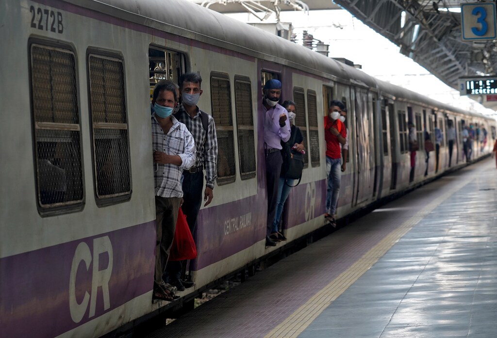Commuters wearing protective face masks travel in a suburban train after authorities resumed the train services for all commuters after it was shut down to prevent the spread of the coronavirus disease (COVID-19), in Mumbai, India, February 1, 2021. REUTERS/Hemanshi Kamani - RC2NJL92QJUB