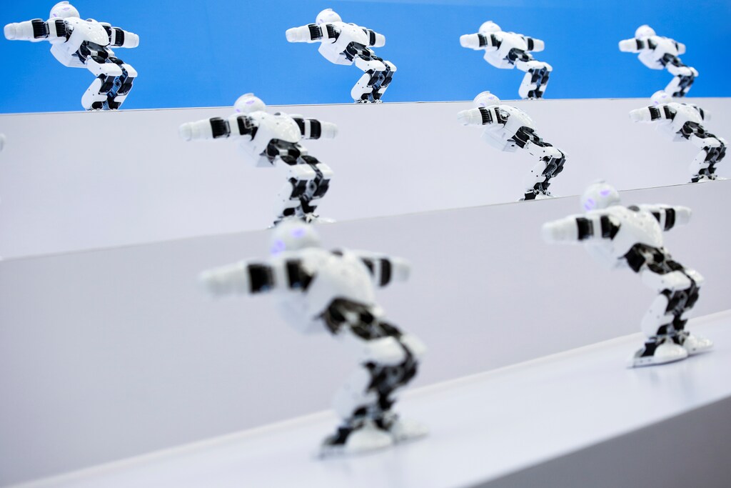 Robots perform a syncronised dance at the 2017 World Robot Conference in Beijing, China August 22, 2017. REUTERS/Thomas Peter - RC1E4047A5B0
