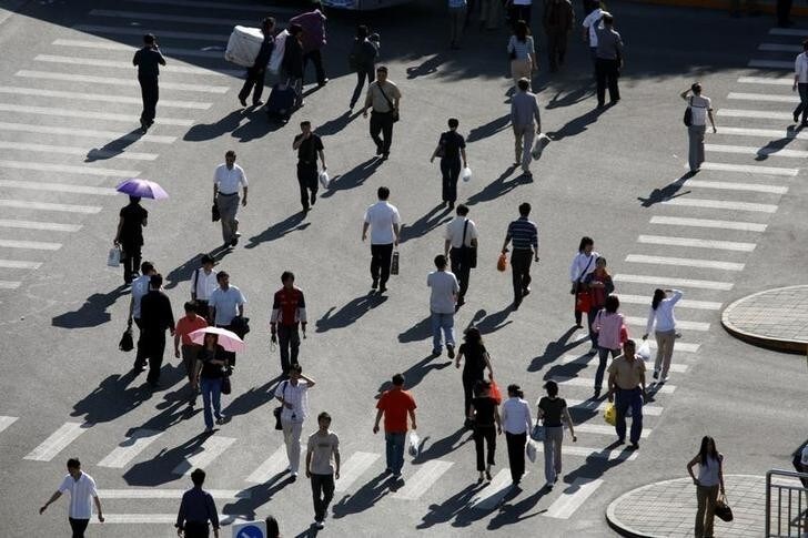 Passersby walk across the east section of Chang'an street in Beijing May 14, 2007. China's annual consumer inflation slowed a touch in April to 3.0 percent from a more than two-year high of 3.3 percent in March, but analysts said the result would reinforce the case for further monetary tightening measures. REUTERS/Reinhard Krause (CHINA)
