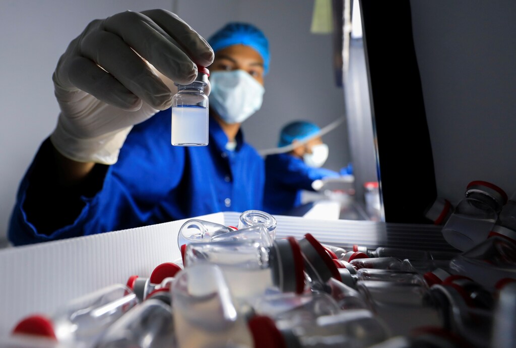 A lab technician holds a vial of China's Sinovac COVID-19 vaccine in the visual inspection unit of the Holding Company for Biological Products and Vaccines "Vacsera" in Cairo, Egypt August 31, 2021. REUTERS/Amr Abdallah Dalsh - RC2GGP9940HG