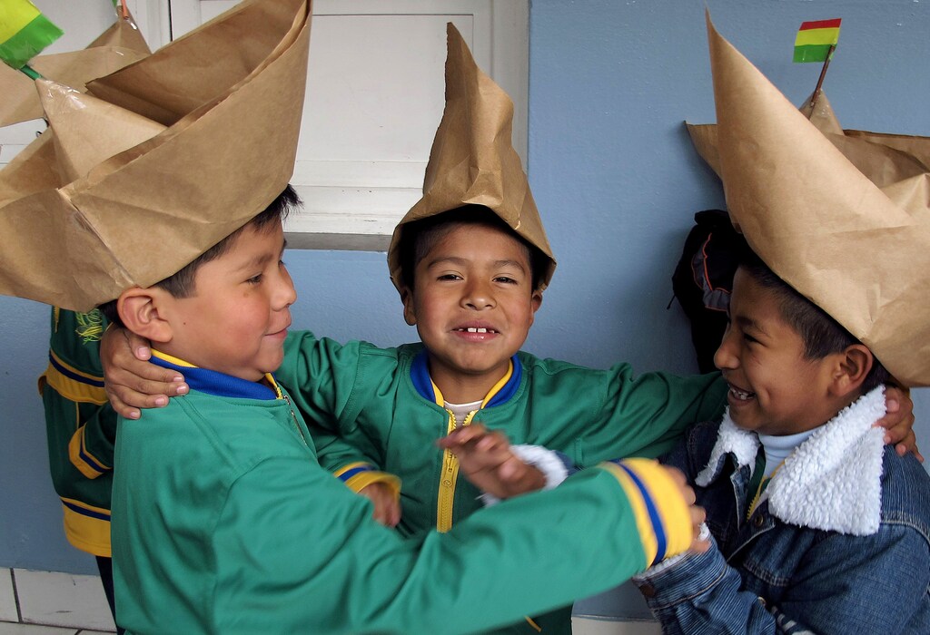 Bolivian school children play before celebrations for national hero Eduardo Avaroa as part of the "Day of the Sea" commemorations in La Paz March 23, 2011. Bolivia lost its coastline 132 years ago to Chile in the "Guerra del Pacifico" or War of the Pacific. REUTERS/David Mercado (BOLIVIA - Tags: MILITARY ANNIVERSARY) - RTR2KARL