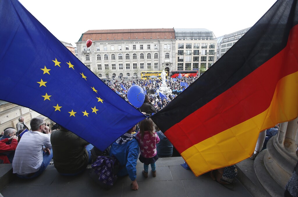 Participants of the Pro-Europe "Pulse of Europe" movement hold European Union and German flags during a protest at Gendarmenmarkt square in Berlin, Germany, April 2, 2017. REUTERS/Fabrizio Bensch TPX IMAGES OF THE DAY - LR1ED4211DUIZ