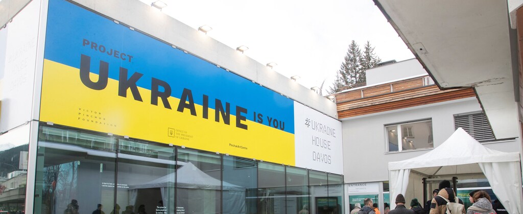 Visitors queue in front of the Ukraine House during the World Economic Forum (WEF) 2023, in the Alpine resort of Davos, Switzerland, January 16, 2023. REUTERS/Arnd Wiegmann