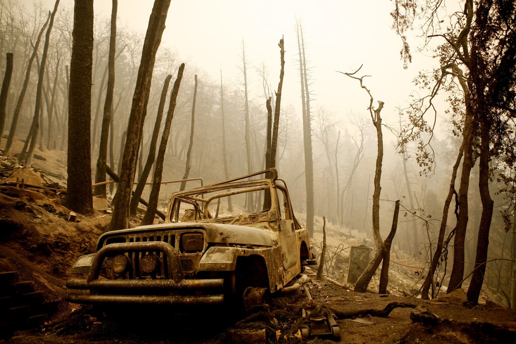 The remains of a home lies destroyed by wildfires in Green Valley Lake, California October 24, 2007. Firefighters made headway against 18 wildfires blazing across Southern California on Wednesday as hot winds abated for the first time in four days, but they were still battling to save entire neighborhoods from hopscotching flames. REUTERS/Max Whittaker (UNITED STATES) - GM1DWLGDXMAA