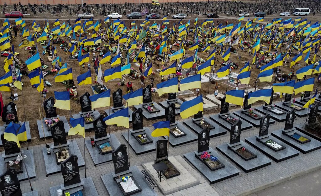 Una vista muestra tumbas de defensores ucranianos muertos, en medio del ataque de Rusia a Ucrania.
