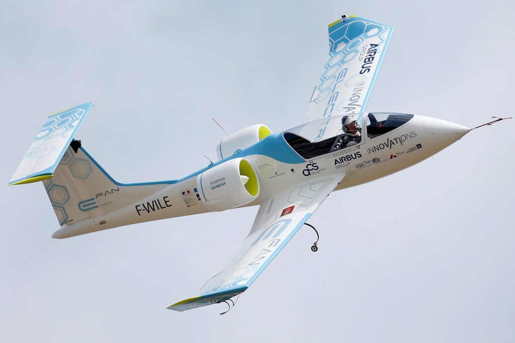 An Airbus E-Fan.1, an electrical aircraft participates in flying display during the opening of the 51st Paris Air Show at Le Bourget airport near Paris June 16, 2015. Picture taken June 16, 2015. REUTERS/Pascal Rossignol TPX IMAGES OF THE DAY - RTX1GU0