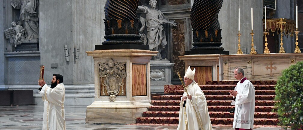 Le pape François arrive pour célébrer une messe le jeudi saint à la basilique Saint-Pierre sans participation du public en raison de l'apparition de la maladie à coronavirus (COVID-19) au Vatican, le 9 avril 2020.