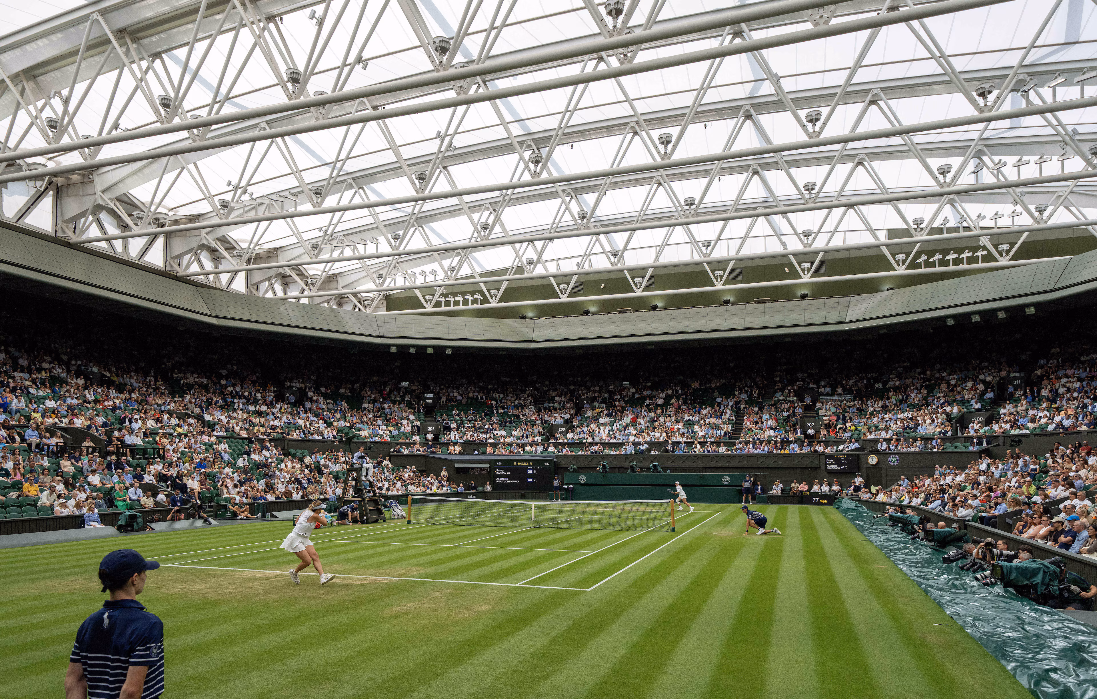 Vista general de la cancha central con el techo cerrado durante el partido entre Anastasia Pavlyuchenkova y Sonny Kartal de Gran Bretaña en el séptimo día en el All England Lawn Tennis and Croquet Club; 6 de julio de 2025; Wimbledon, Reino Unido.