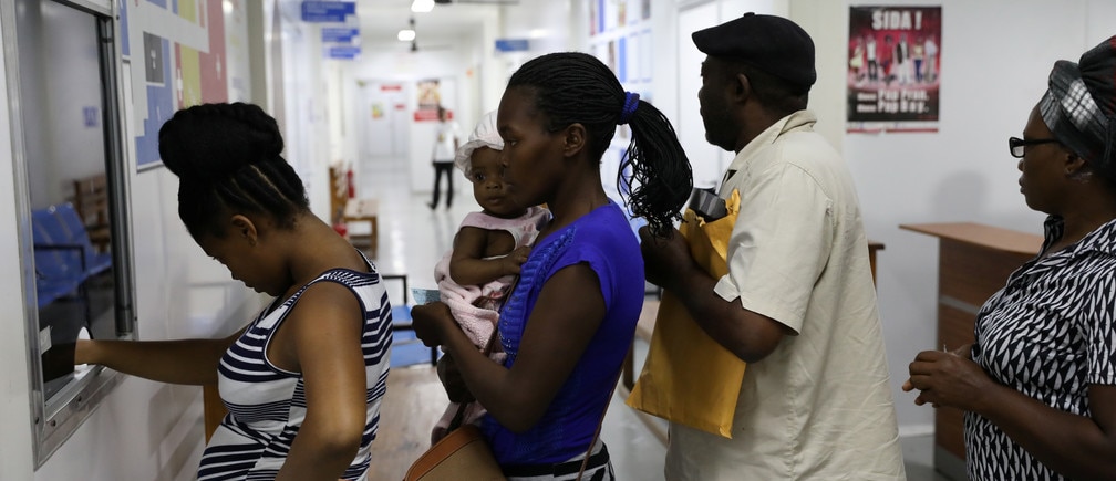 Patients wait at Dr. Zilda Arns Hospital, on the outskirts of Port-au-Prince, Haiti, June 23, 2017. REUTERS/Andres Martinez Casares - RTS18E4V