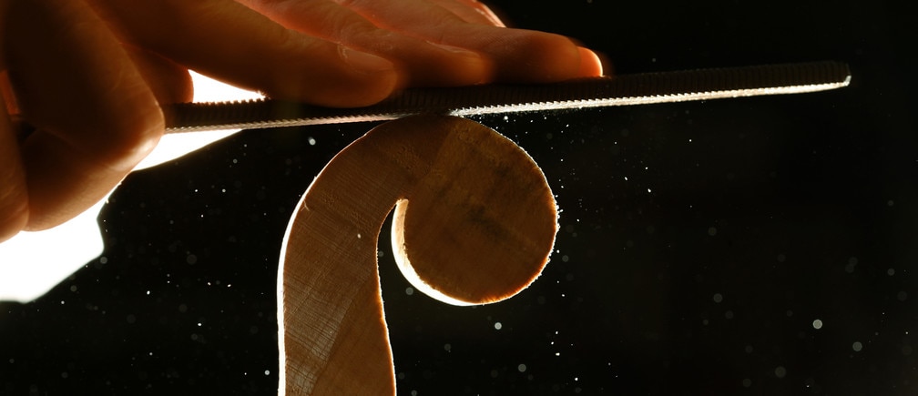 Luthier Whitney Osterud finalizing  the  scroll outline of a violin at his shop in Wilmington, Delaware April 23, 2007. REUTERS/Tim Shaffer (UNITED STATES)  BEST QUALITY AVAILABLE - PM1E4990QUV01