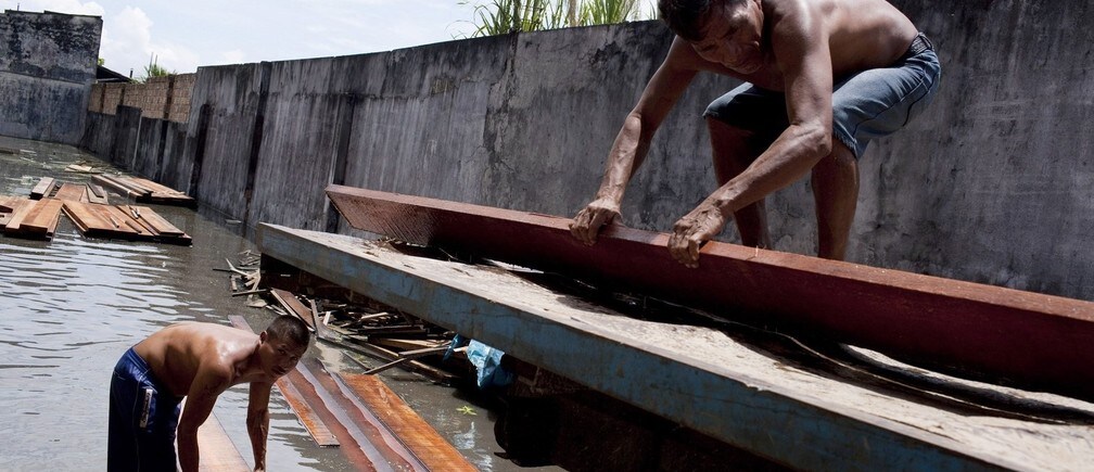 How is Peru preparing for unpredictable floods?