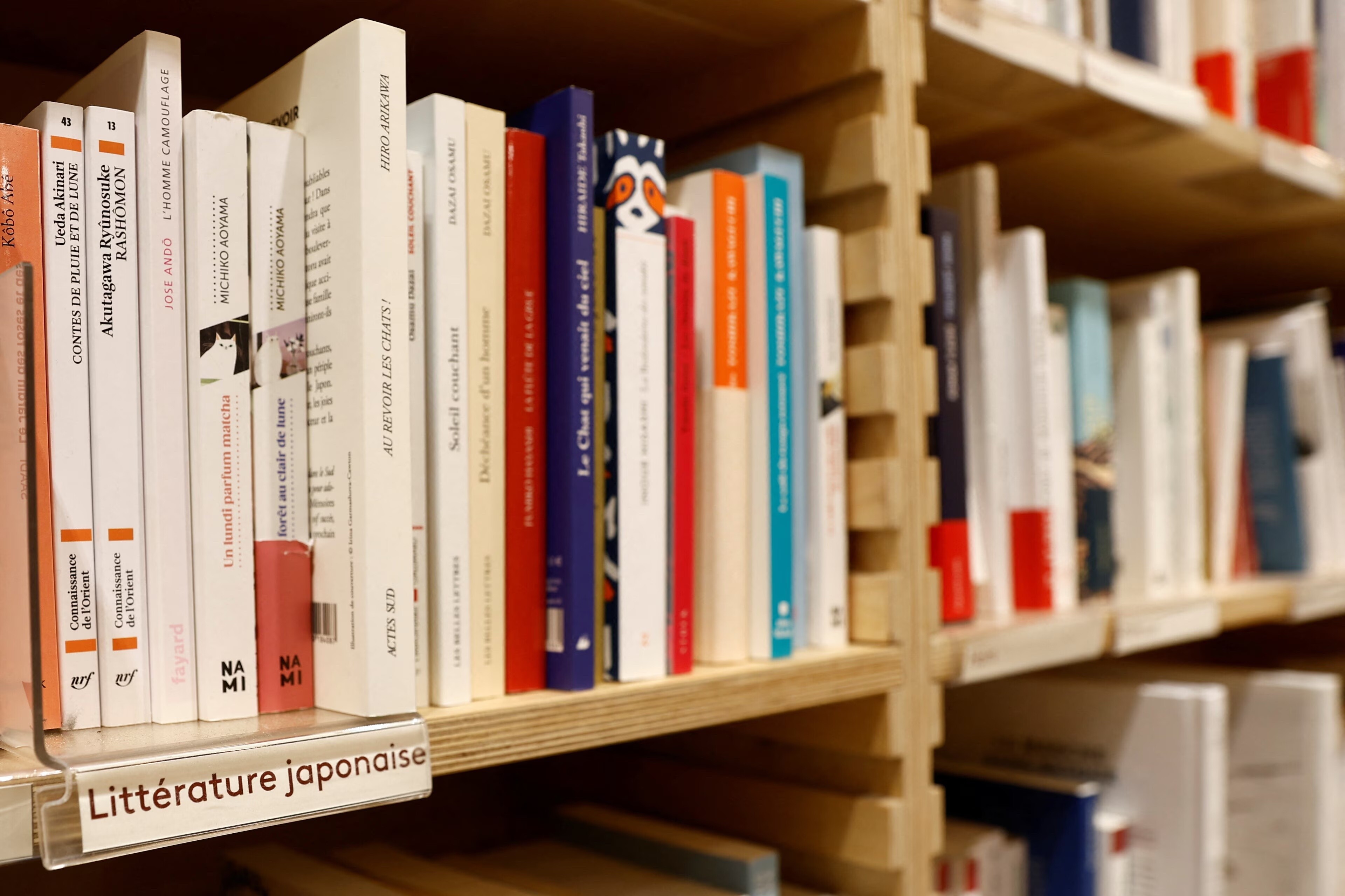 Libros de la sección de literatura japonesa se exhiben en los estantes de la librería Ici Librairie en París, Francia, el 13 de febrero de 2025.