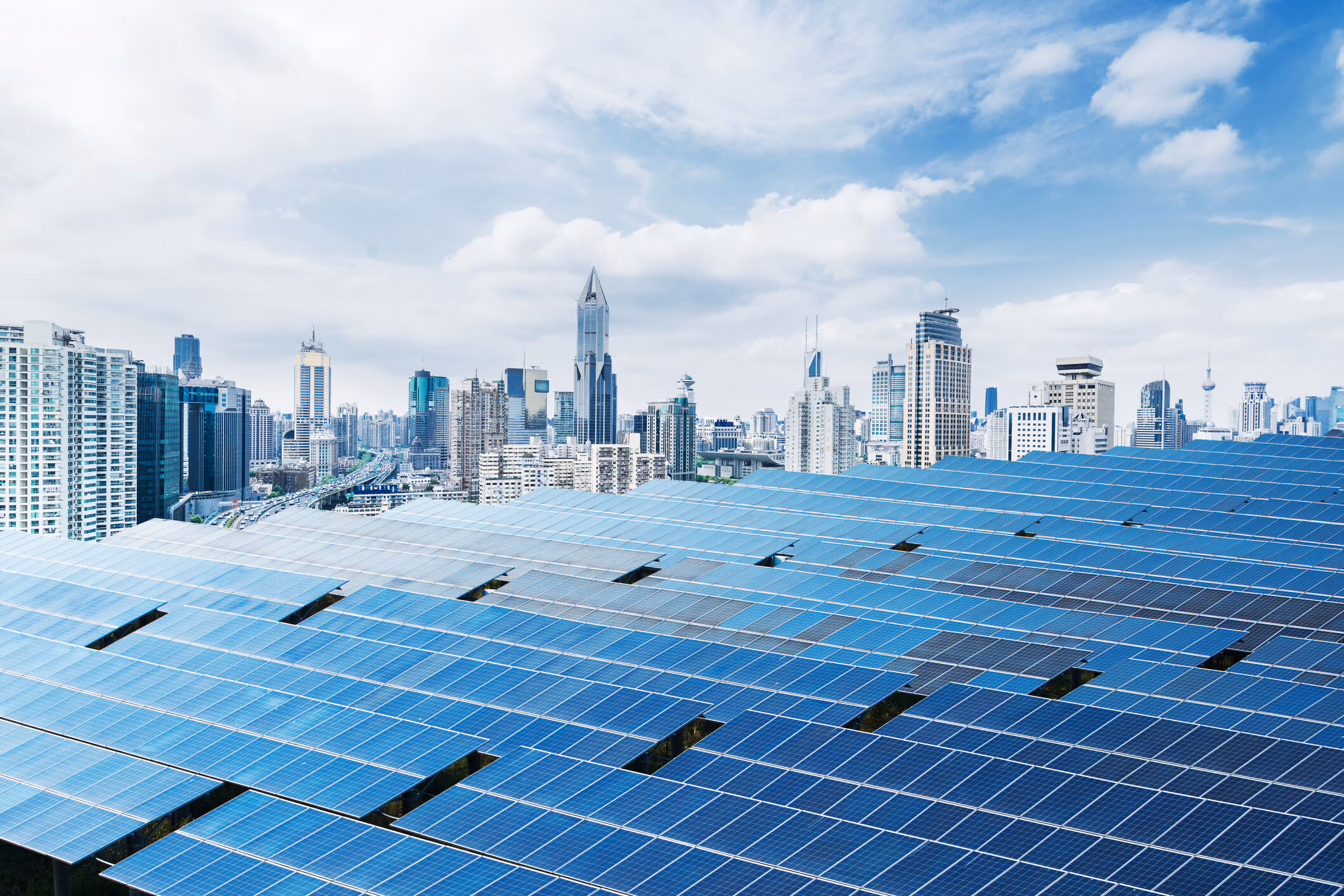 Paneles solares en un entorno urbano de Shanghái, China. Transición energética.