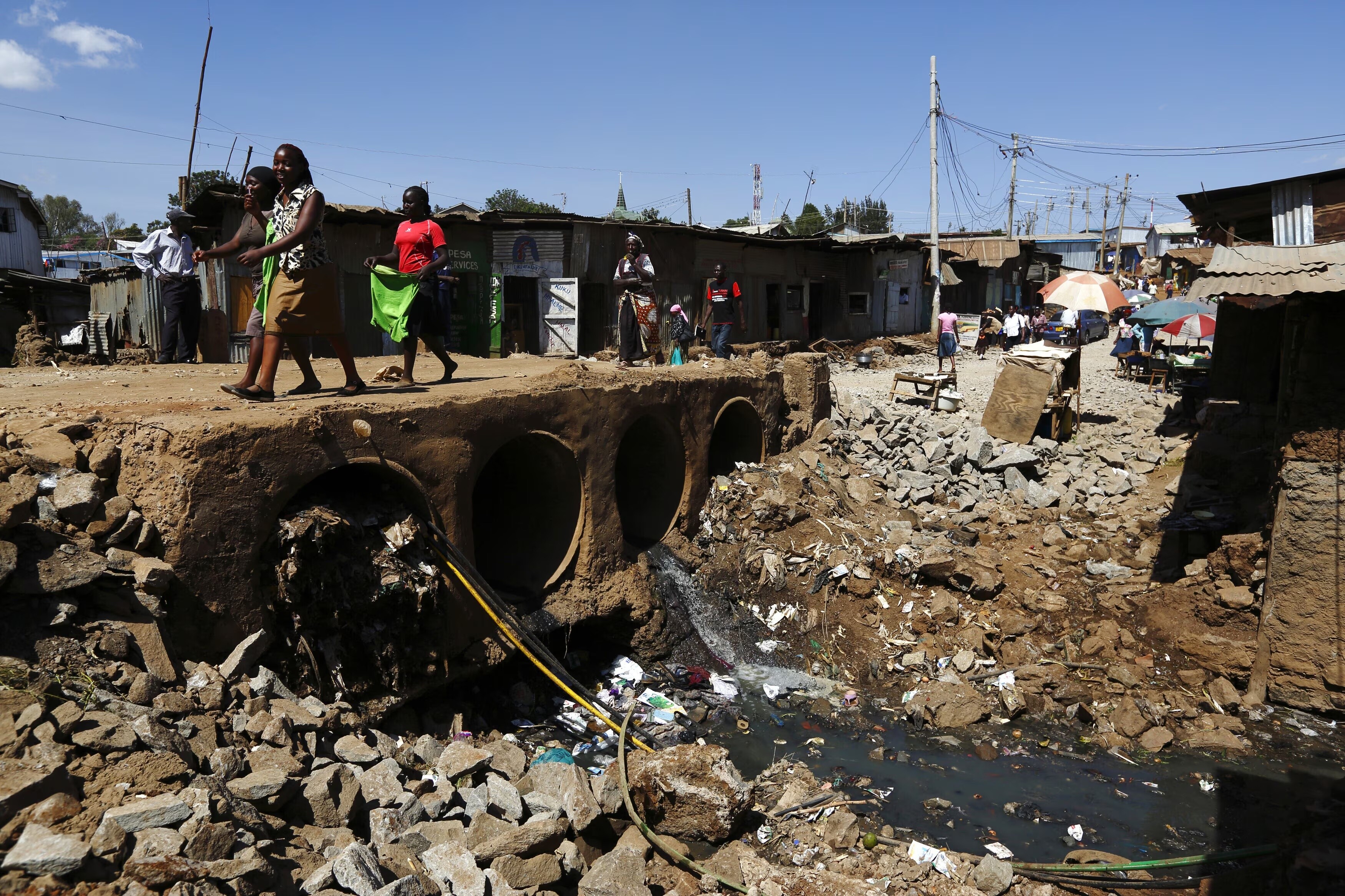 Alcantarillas abiertas en el distrito de Kibera, en Nairobi, la capital de Kenia. Datos más precisos pueden ayudar a África a abordar la falta de saneamiento gestionado de forma segura.