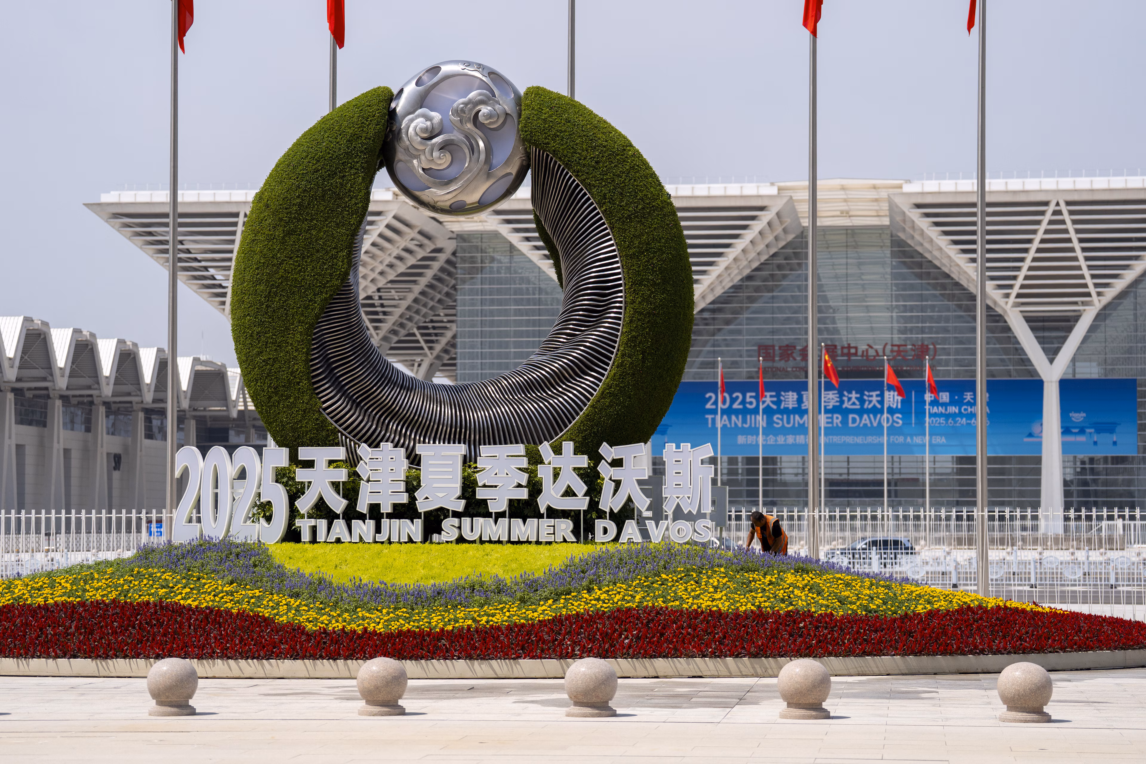 La 16ª Reunión Anual de los Nuevos Campeones, o 'Davos de Verano', tuvo lugar en Tianjin, República Popular China, del 24 al 26 de junio.