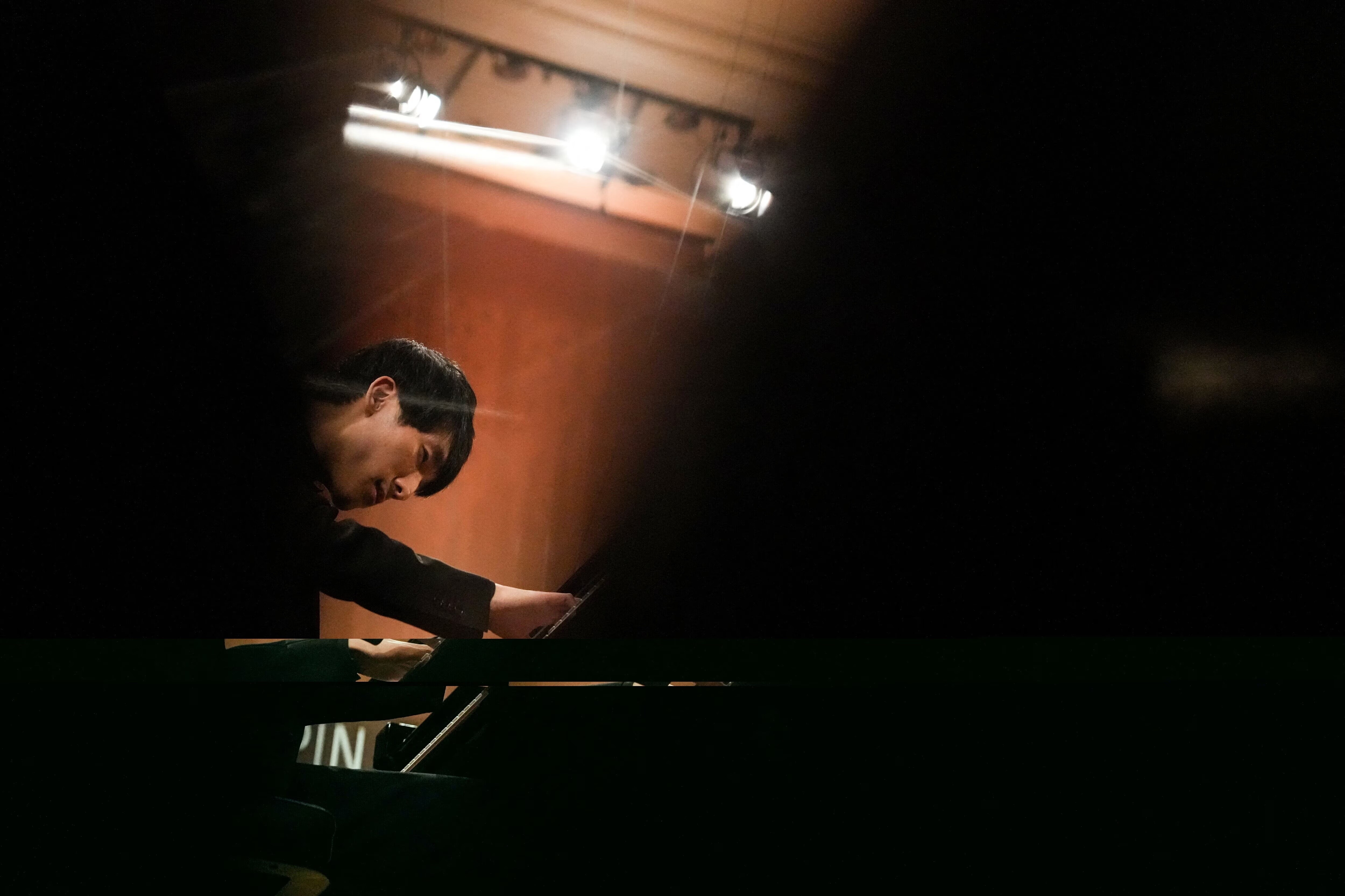Eric Lu, de EE.UU., toca el piano durante el 19º Concurso Internacional de Piano Fryderyk Chopin, en la sala de conciertos de la Filarmónica Nacional, en Varsovia, Polonia, el 18 de octubre de 2025. REUTERS/Aleksandra Szmigiel