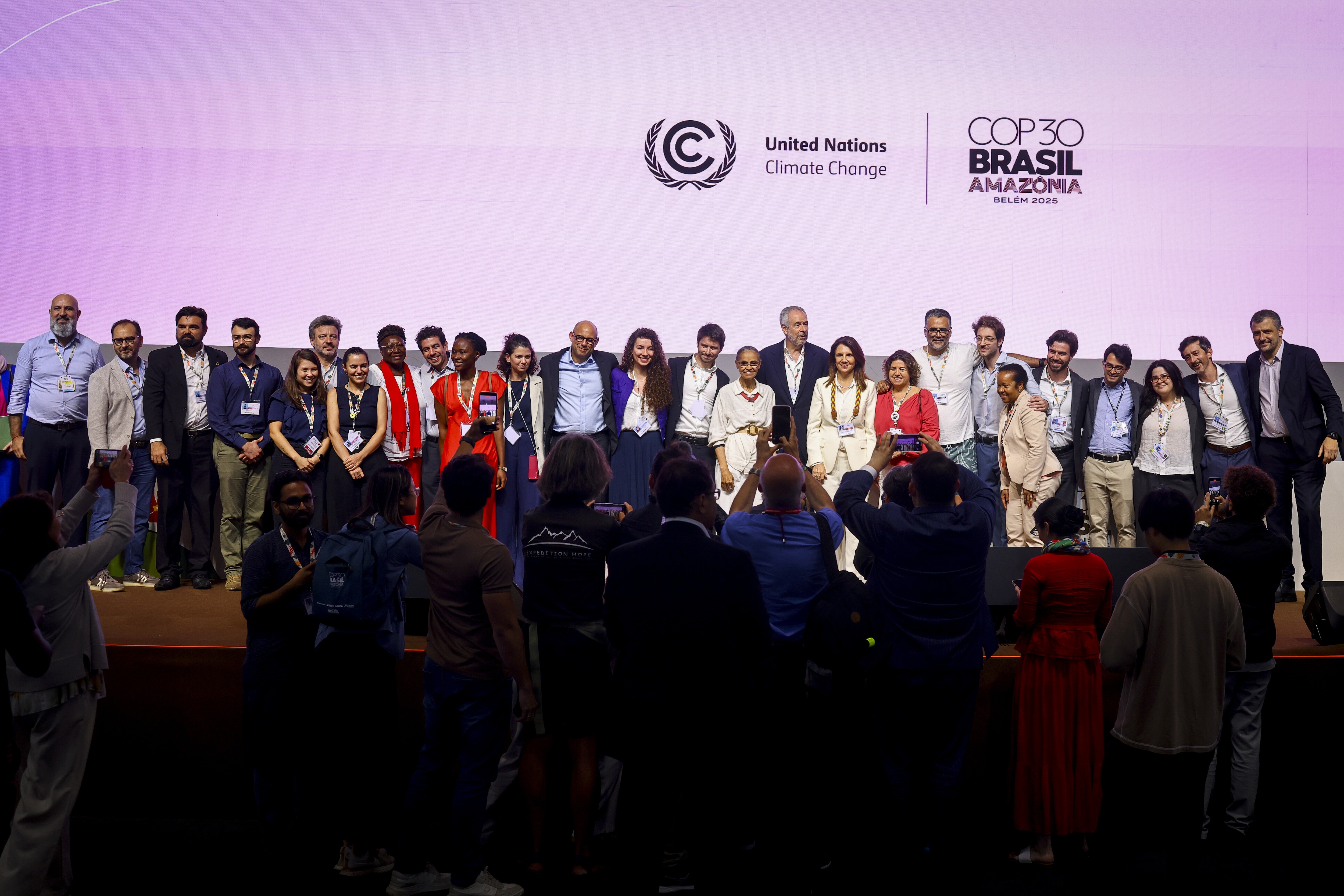 22.11.2025 - Belém - COP30 - Presidente da COP30 Andre Correa do Lago posa para foto durante plenária de encerramento da 30ª Conferência das Partes (COP30). Foto de Ueslei Marcelino/COP3022.11.2025 - Belem - COP30 President Andre Correa do Lago poses for a photo during closing plenary meeting of the 30th Conference of the Parties (COP30). Photo by Ueslei Marcelino/COP30