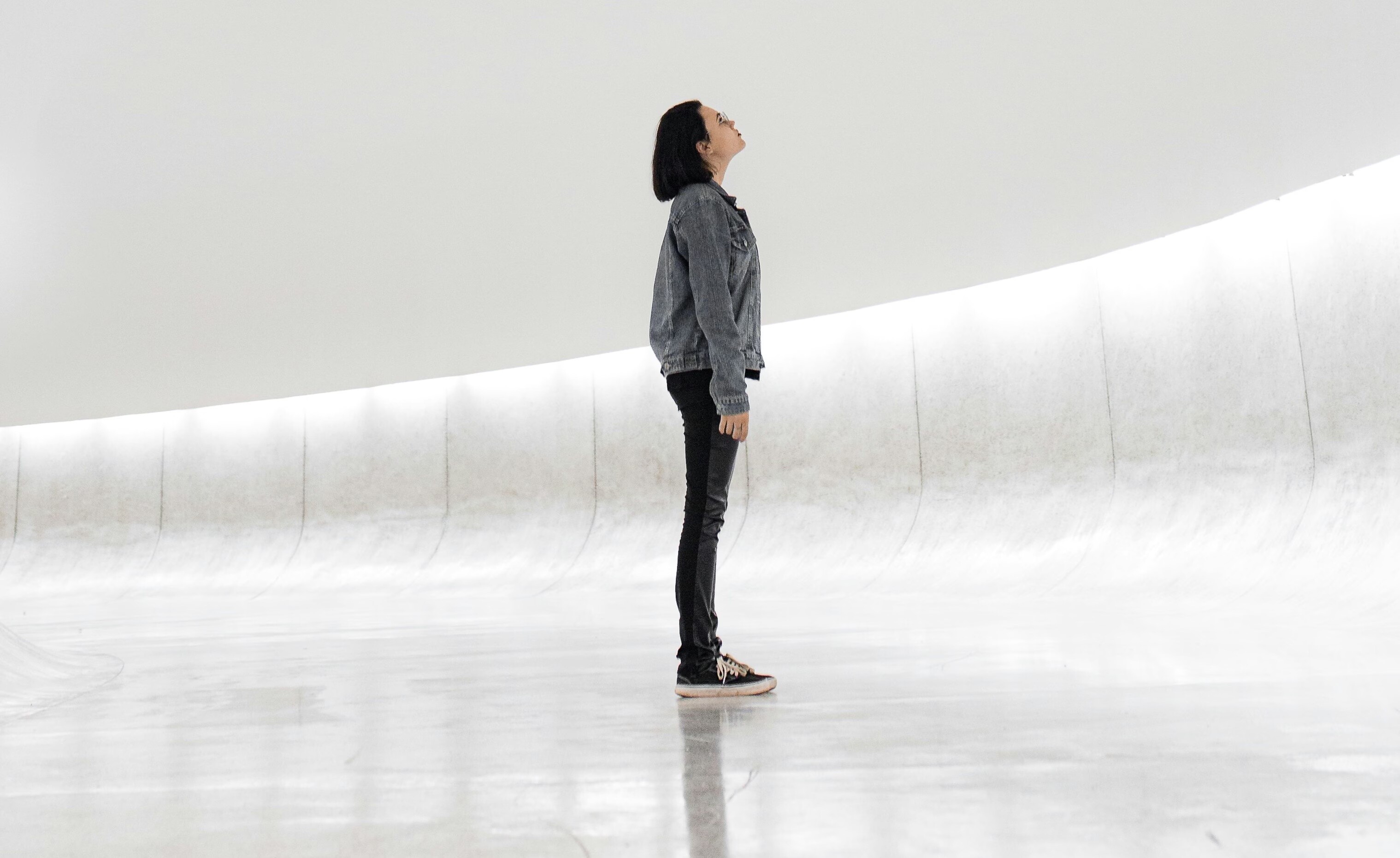 Mujer mirando una pared blanca: Toda generación tiene miedo al futuro.