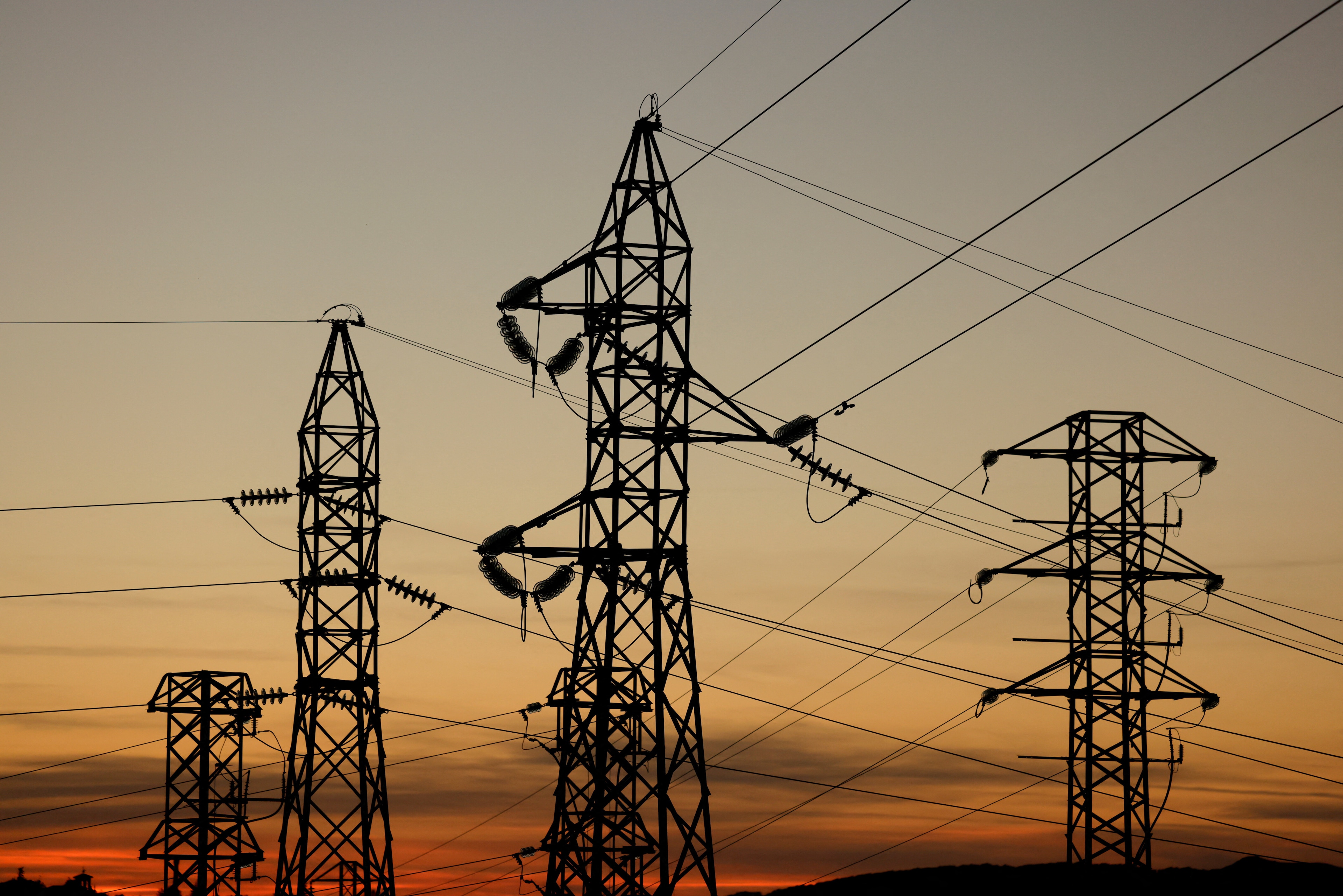 Power lines connecting pylons of high-tension electricity are seen during sunset at an electricity substation, during the blackout, on the outskirts of Ronda, Spain April 28, 2025. REUTERS/Jon Nazca