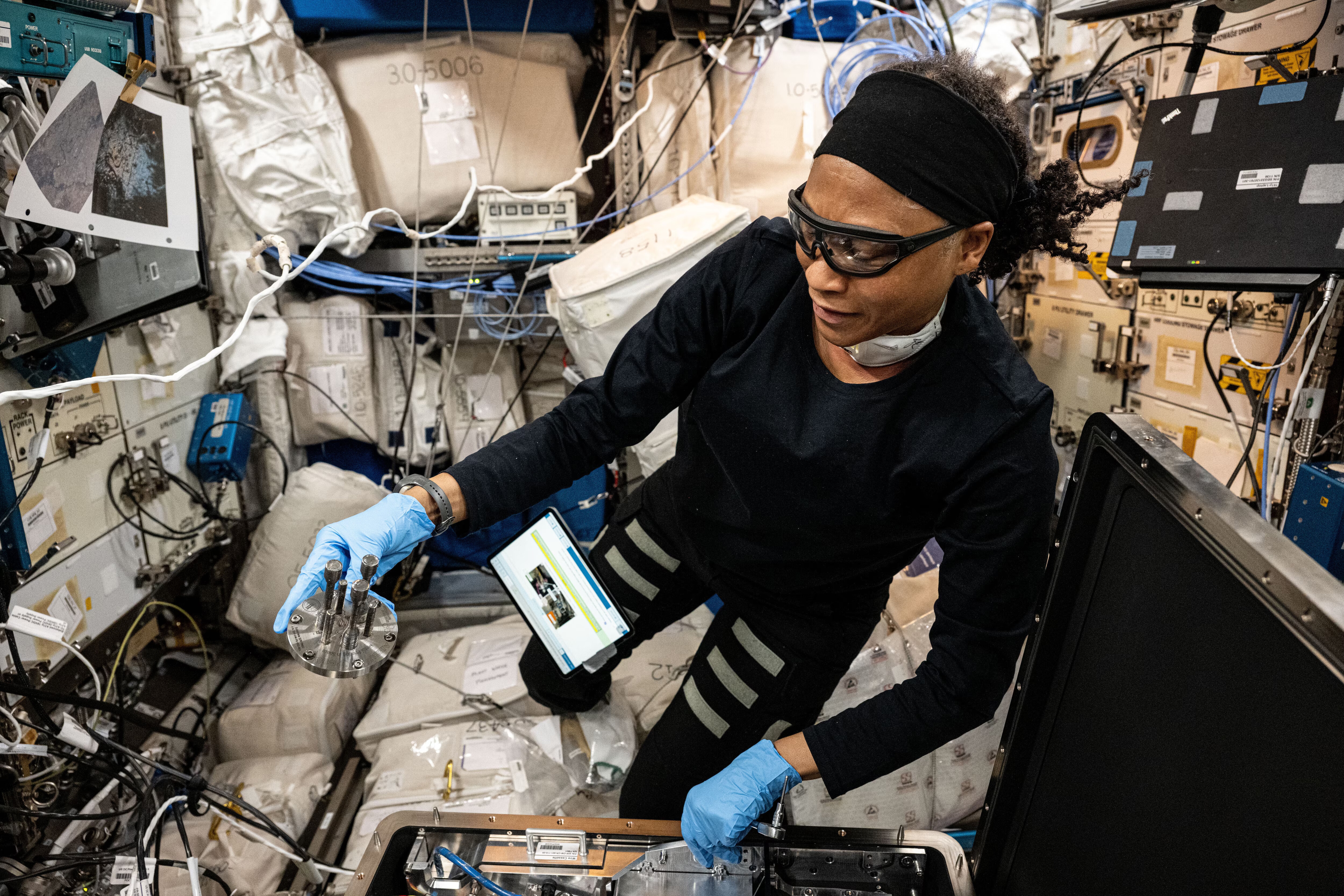 国際宇宙ステーションで科学実験を行う宇宙飛行士。宇宙技術の融合は、イノベーションが新たな段階に入ったことを示しています。