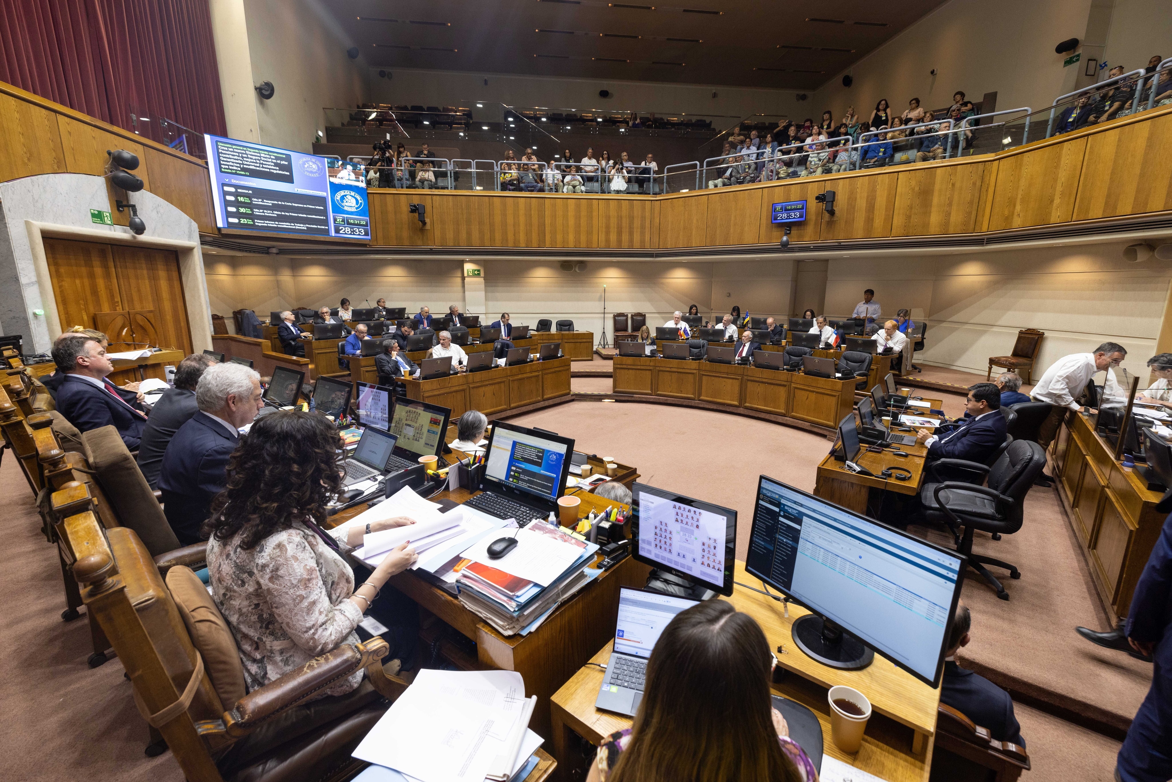 El hemiciclo del Senado de Chile durante el debate sobre la reforma de pensiones.