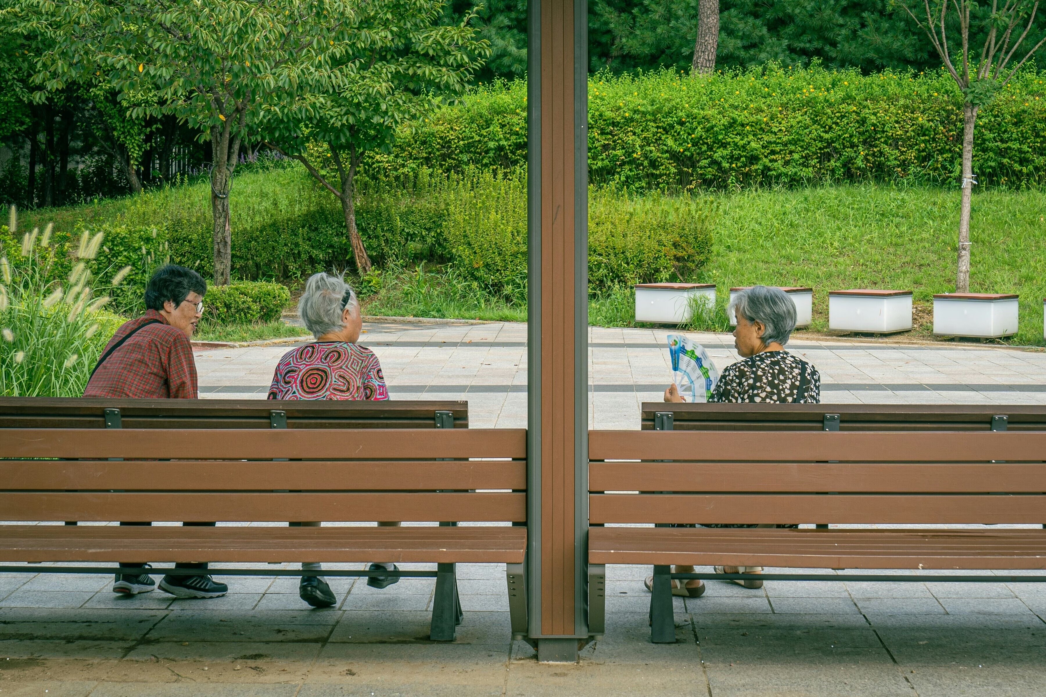 Personas mayores japonesas en un parque.