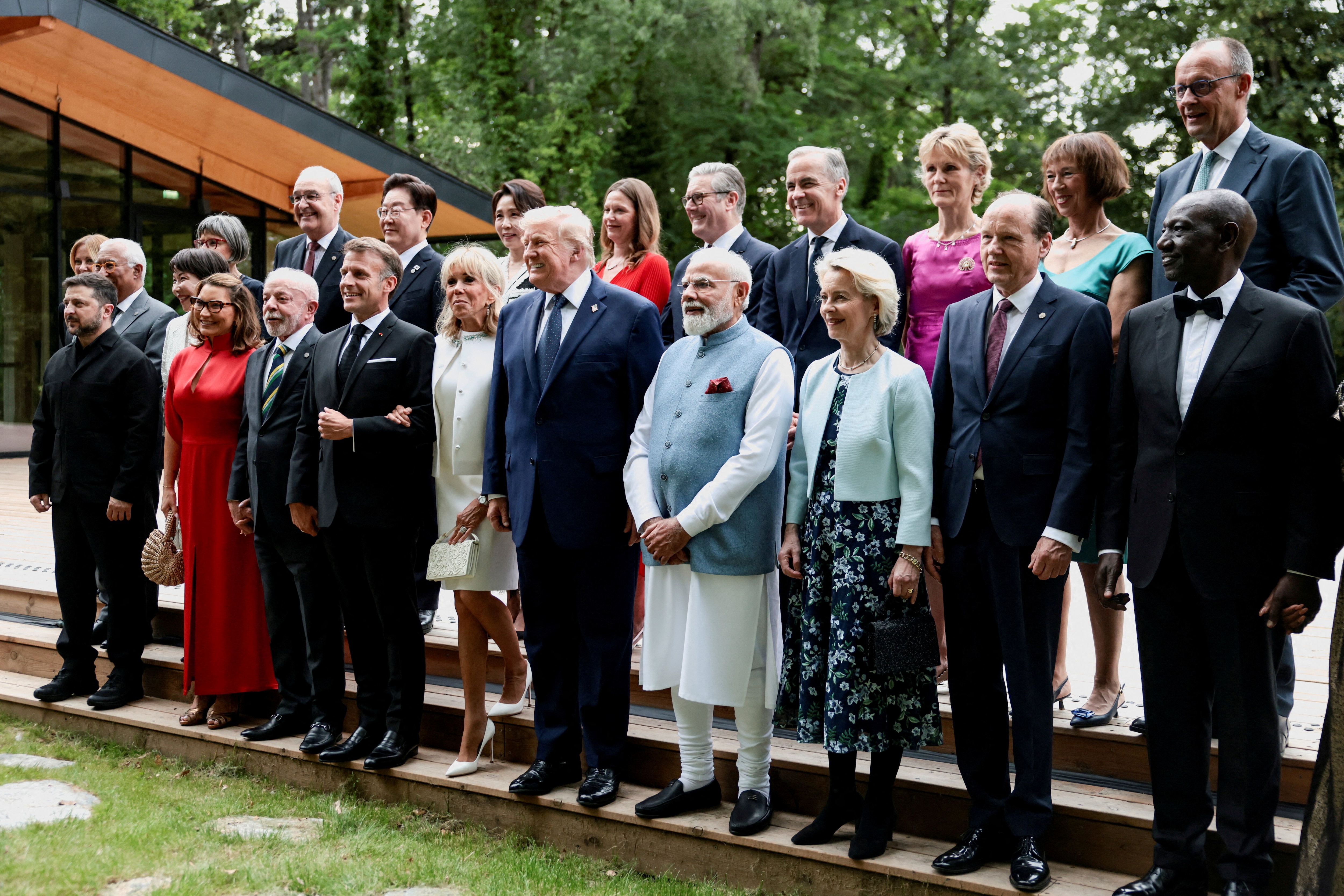 Italy's Prime Minister Giorgia Meloni, European Council President Antonio Costa, Ukraine's President Volodymyr Zelenskiy, Caroline Merotto, wife of Switzerland's President Guy Parmelin, Japan's Prime minister Sanae Takaichi, Swiss Federal President Guy Parmelin, Brazil's Rosangela "Janja" da Silva, Brazil's President Luiz Inacio Lula da Silva, South Korea's President Lee Jae-myung, France's President Emmanuel Macron, South Korea's first lady Kim Hea Kyung, French President's wife Brigitte Macron, British Prime Minister's wife Victoria Starmer, U.S. President Donald Trump, Britain's Prime Minister Keir Starmer, India's Prime Minister Narendra Modi, Canada's Prime Minister Mark Carney, Canadian Prime Minister's wife Diana Carney, European Commission President Ursula von der Leyen, German Chancellor's wife Charlotte Merz, European Commission President's husband Heiko von der Leyen, , Germany's Chancellor Friedrich Merz and Kenya's President William Ruto pose for a family photo before a cultural performance and concert during the G7 summit, in Evian-les-Bains, France, June 16, 2026. REUTERS/Evelyn Hockstein/File Photo