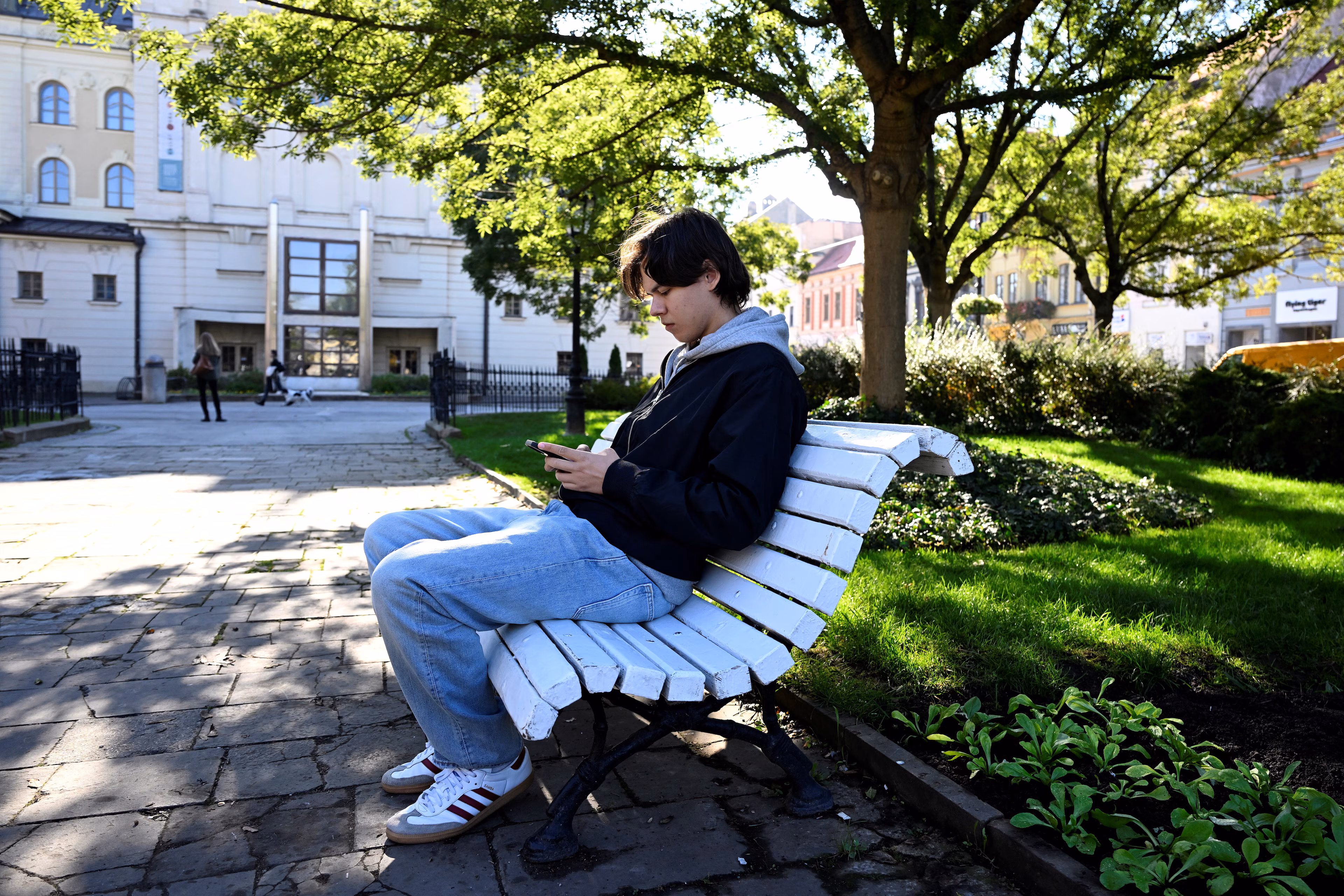 El adolescente ucraniano de la Generación Z Roman Biletskyi, de 18 años, descansa en un parque durante un paseo por la ciudad, en Košice, Eslovaquia, el 21 de octubre de 2024. Roman Biletskyi lleva más de un año viviendo solo, sin su familia, en Eslovaquia, adonde se trasladó antes de cumplir los 18 años, edad a partir de la cual tienen prohibido salir del país debido a la guerra. Se reencontró con su familia meses después, cuando fueron a visitarlo a Košice.