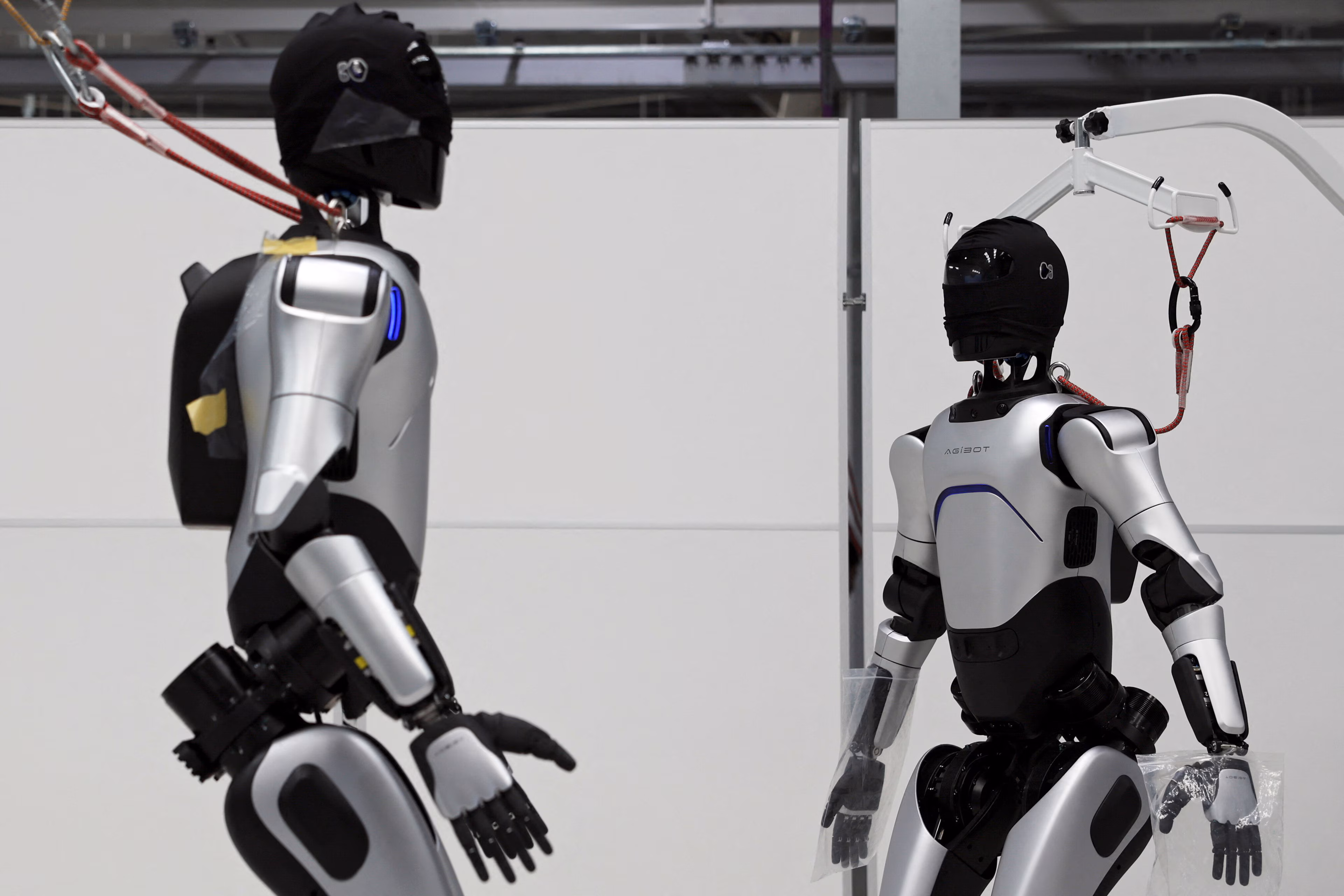 Robots humanoides en la fábrica AgiBot de Shanghái, China.