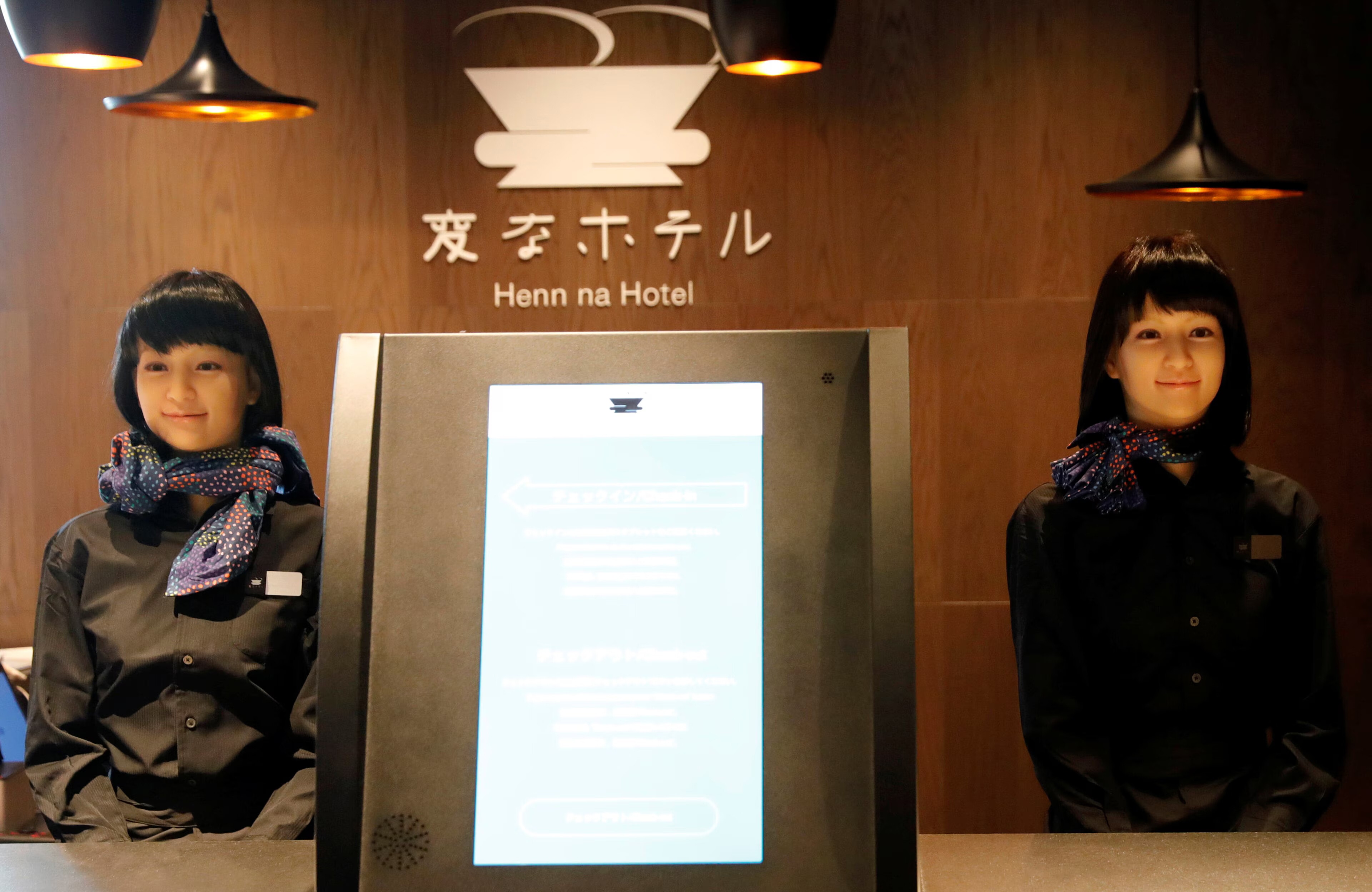 東京の「変なホテル」では、受付でAI搭載のアンドロイドロボットが働いています。