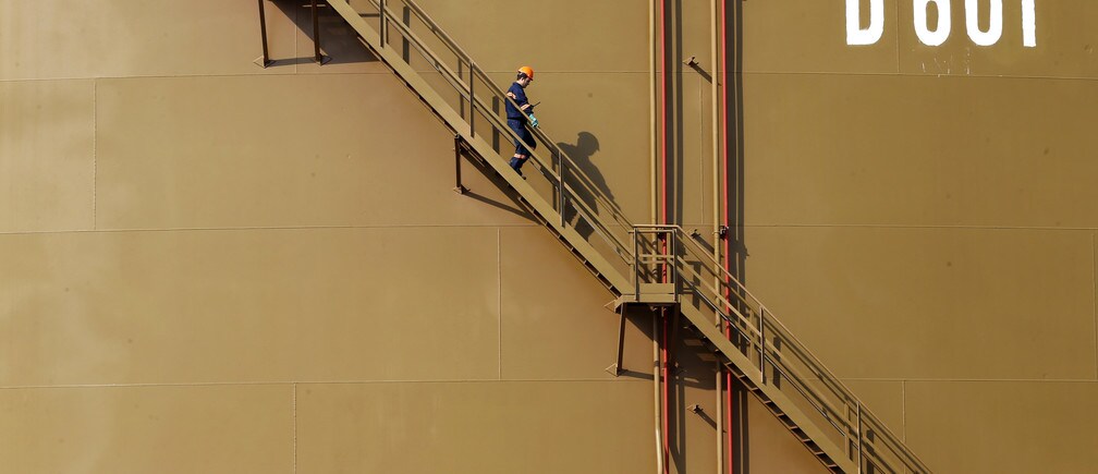 Miles de millones de dólares en proyectos petroleros cancelados, inesperada bajada de tipos en India y el timo del wifi en los hoteles