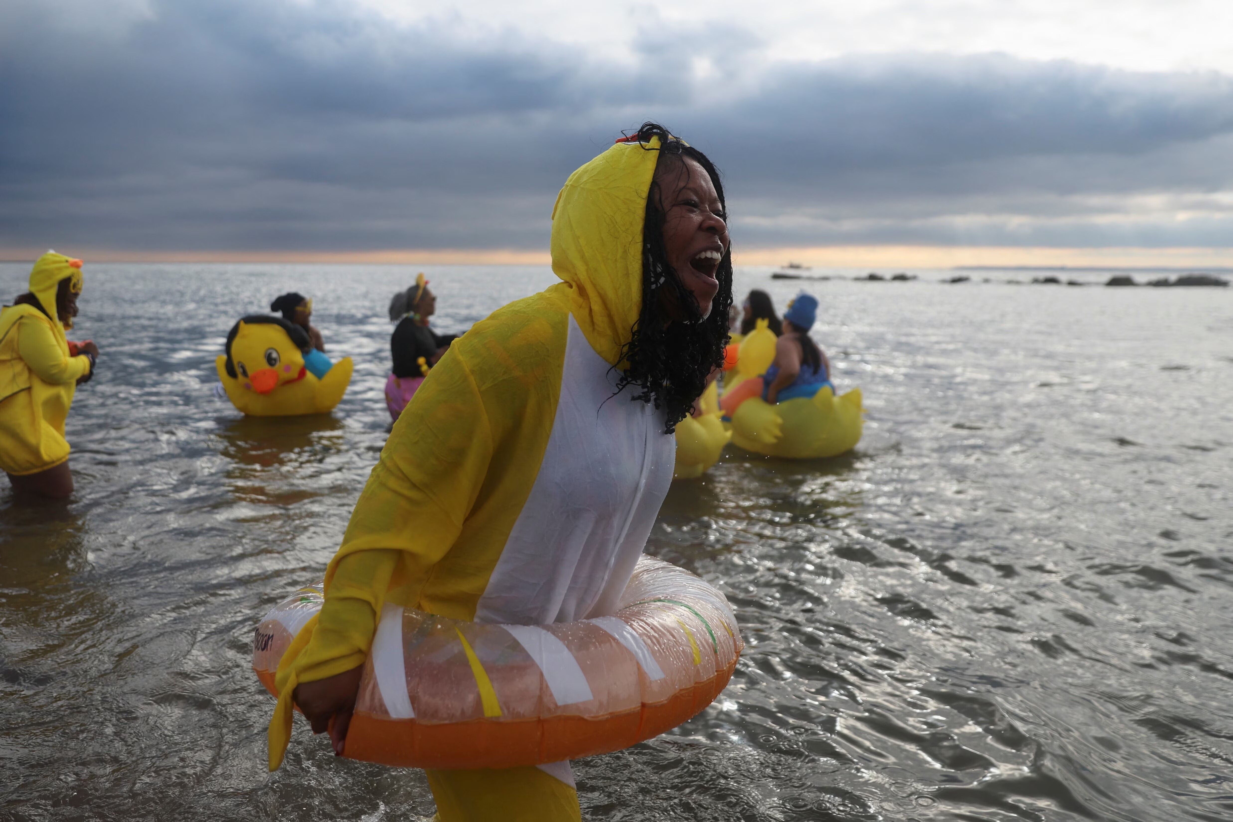 Una bañista reacciona mientras participa en el tradicional chapuzón del Oso Polar por el Día de Año Nuevo, en Coney Island, Nueva York, Estados Unidos, el 1 de enero de 2025. REUTERS/Heather Khalifa