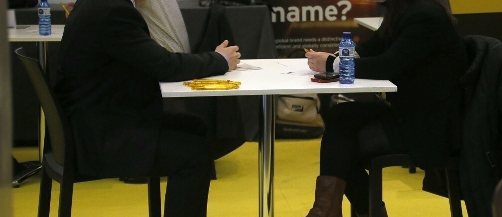 收到工作邀请但需要更多时间考虑时该怎么办