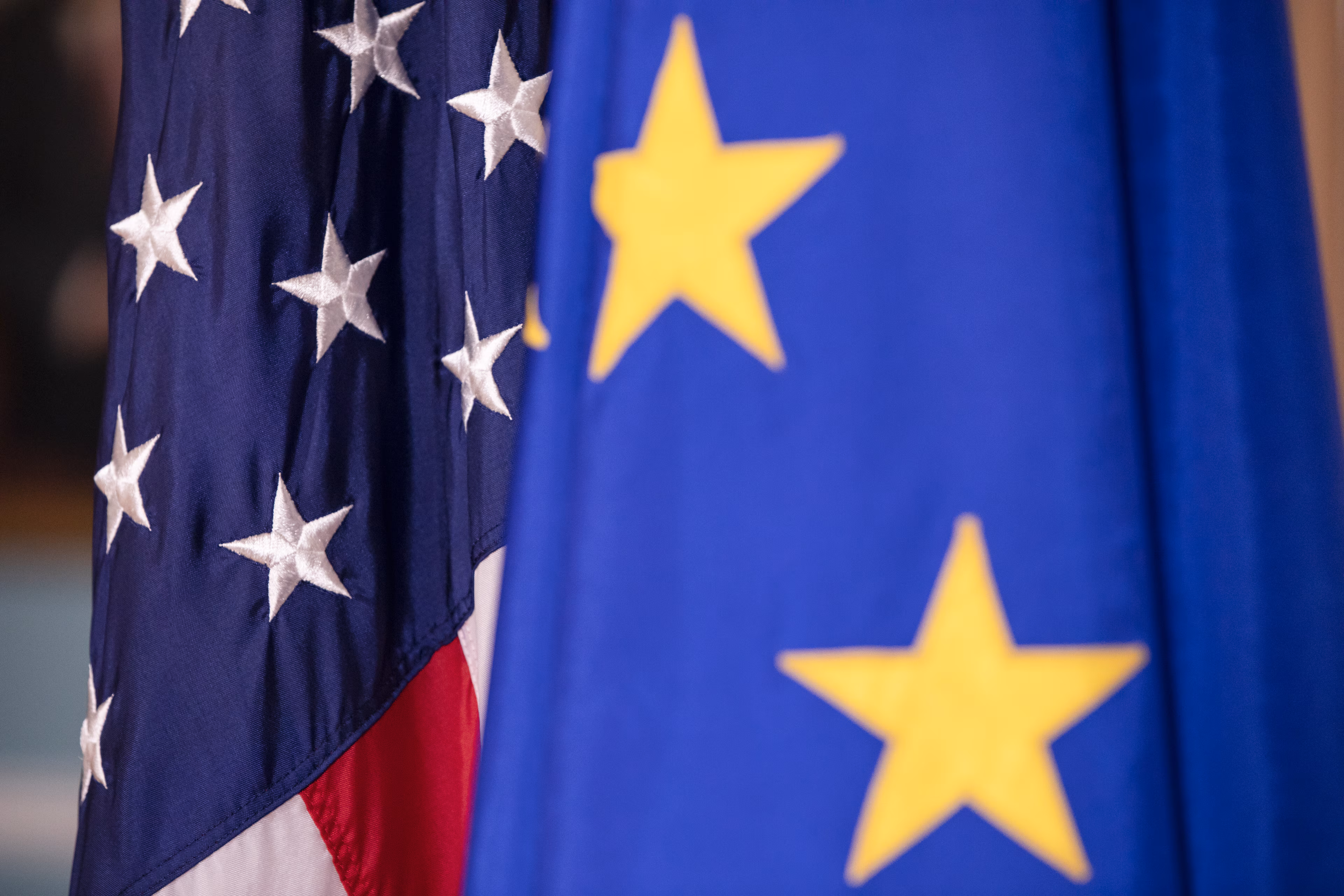 Banderas de la Unión Europea y de Estados Unidos en exhibición.