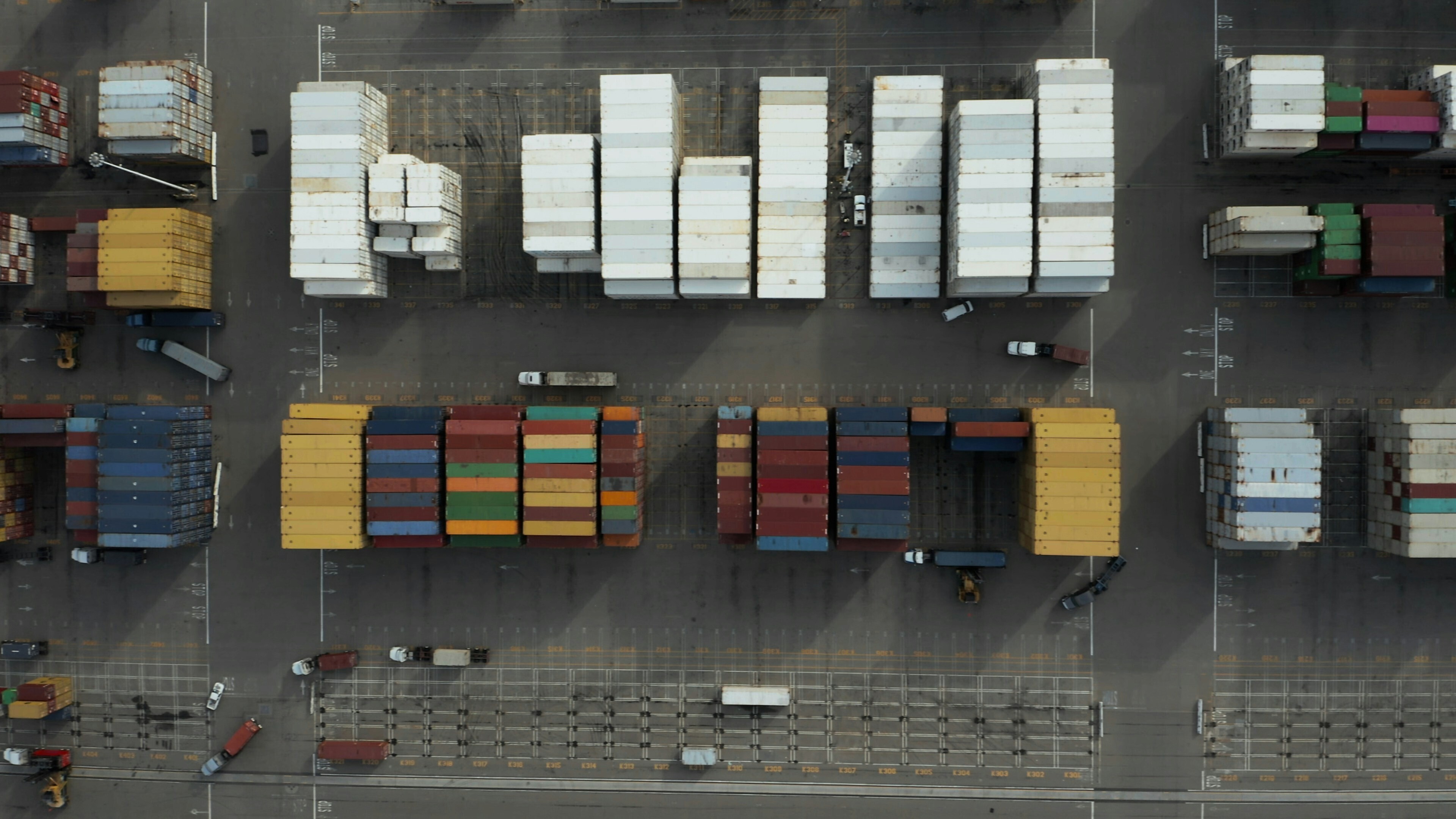 AI enables supply chains to simulate alternative sourcing strategies, anticipate logistics bottlenecks and orchestrate responses to demand volatility in real time.