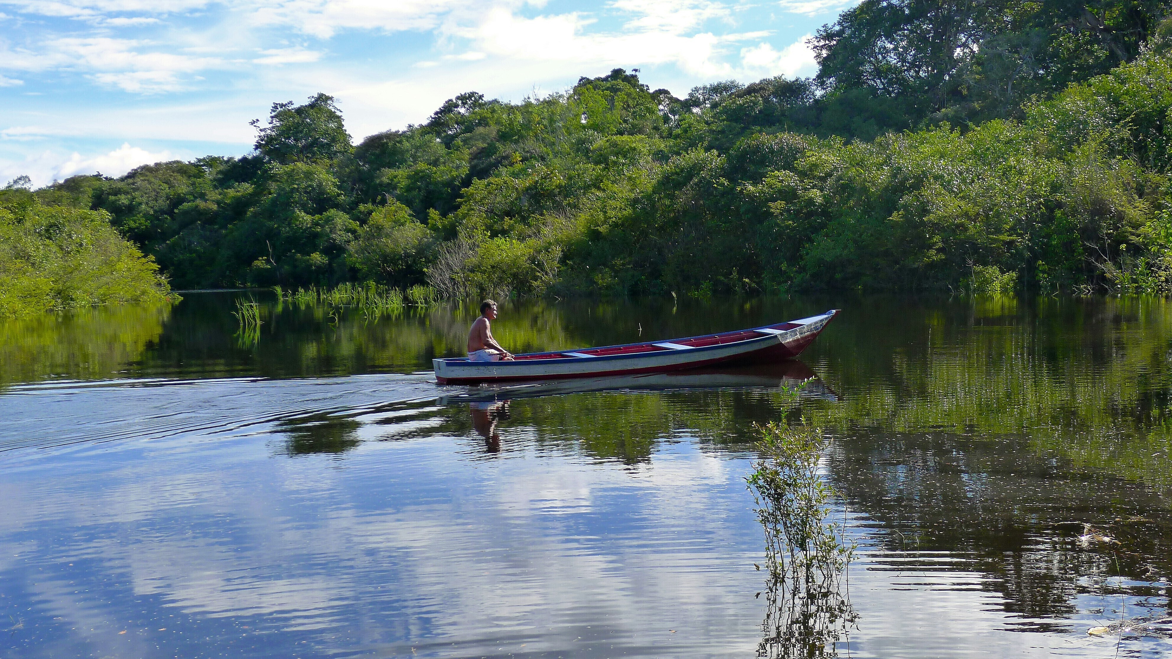 Un barco navega en el río Amazonas.