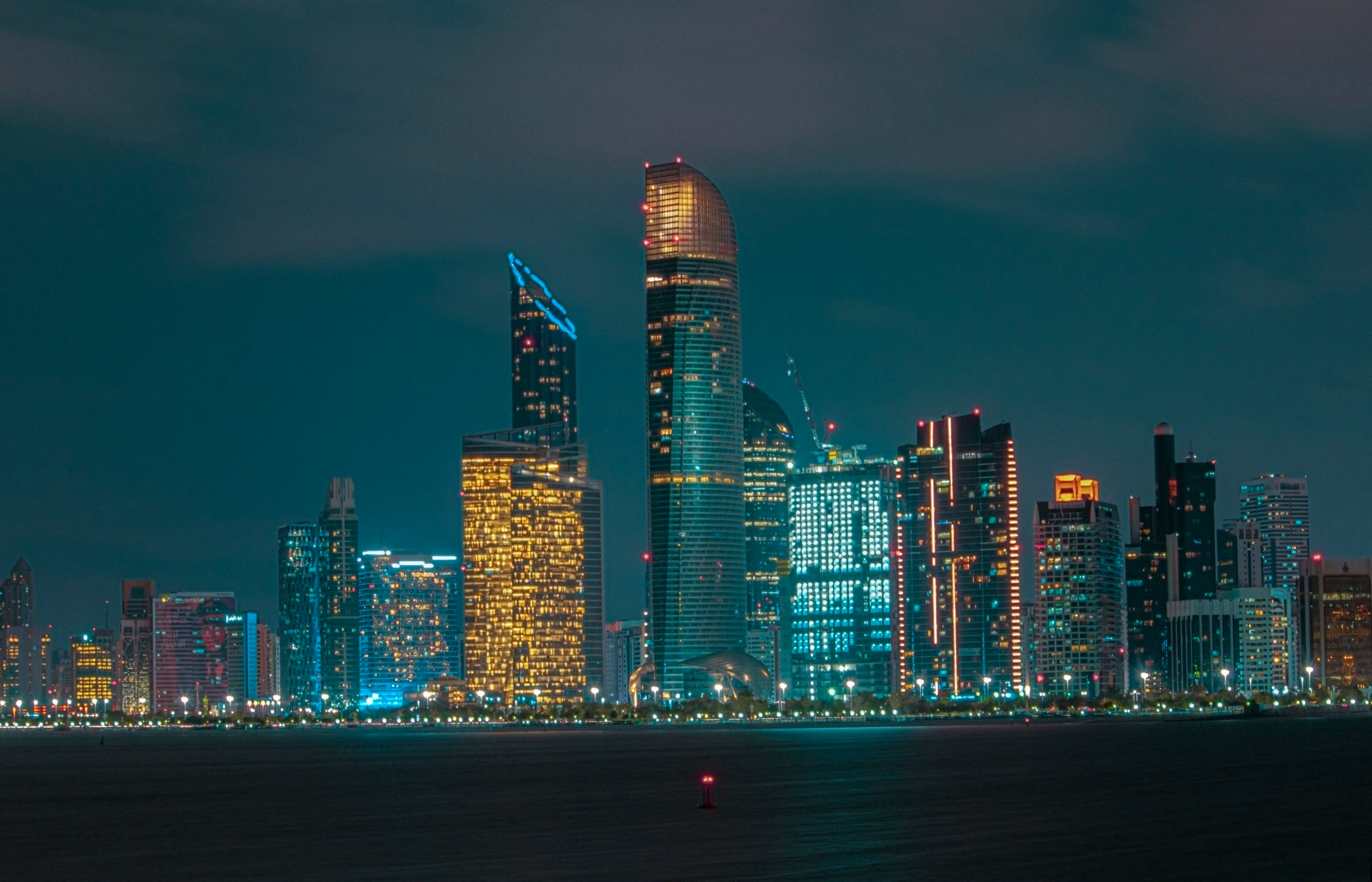 El horizonte nocturno de Abu Dhabi, ilustrando el proyecto Stargate.