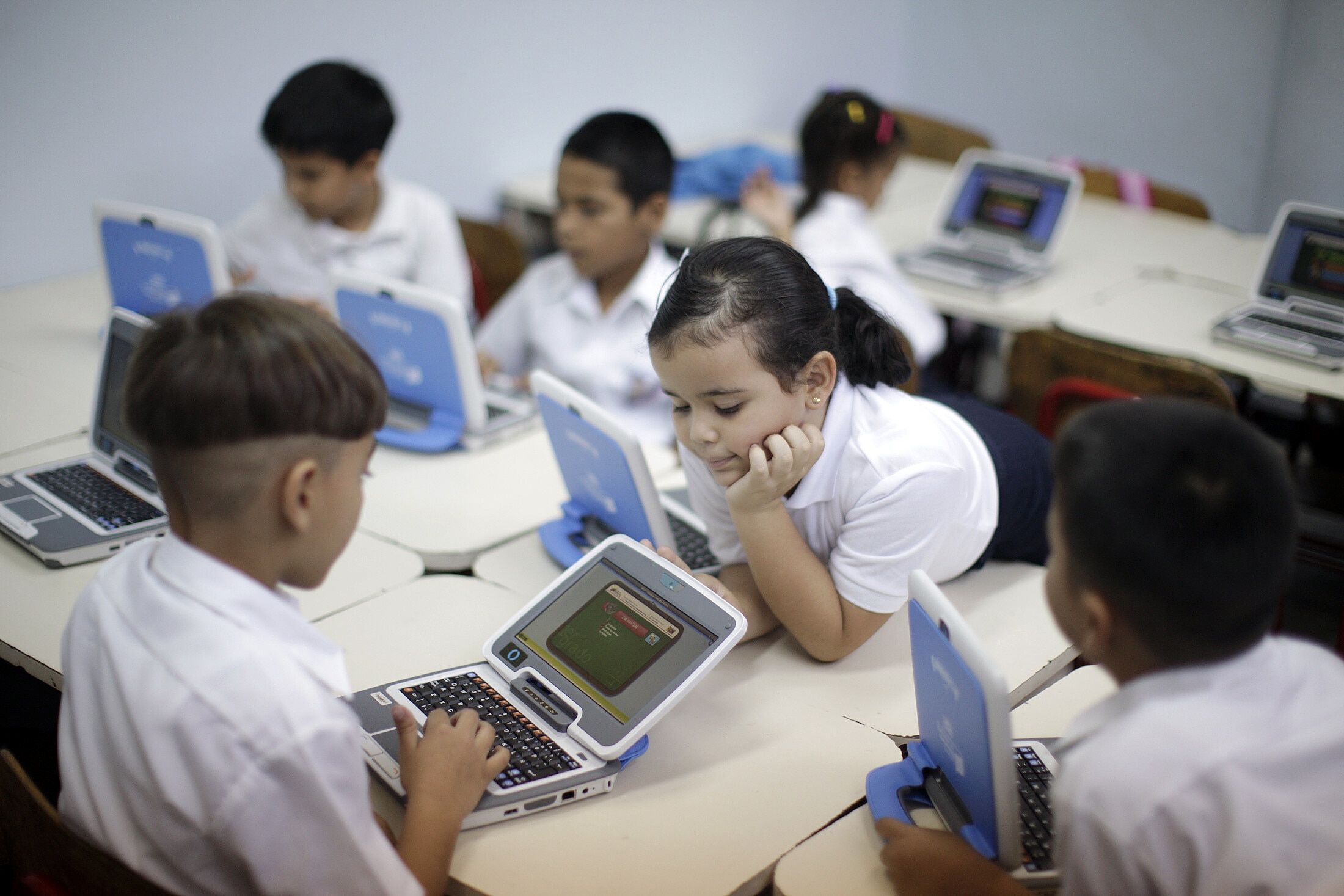 First grade children follow a lesson on their new laptops as part of the Canaima project at a Bolivarian school in Caracas September 23, 2009. This program, the product of an agreement between Venezuela and Portugal, is aimed at giving a laptop computer to children attending first grade in public schools across the country: Responsible technology and innovation is essential for children's safety
