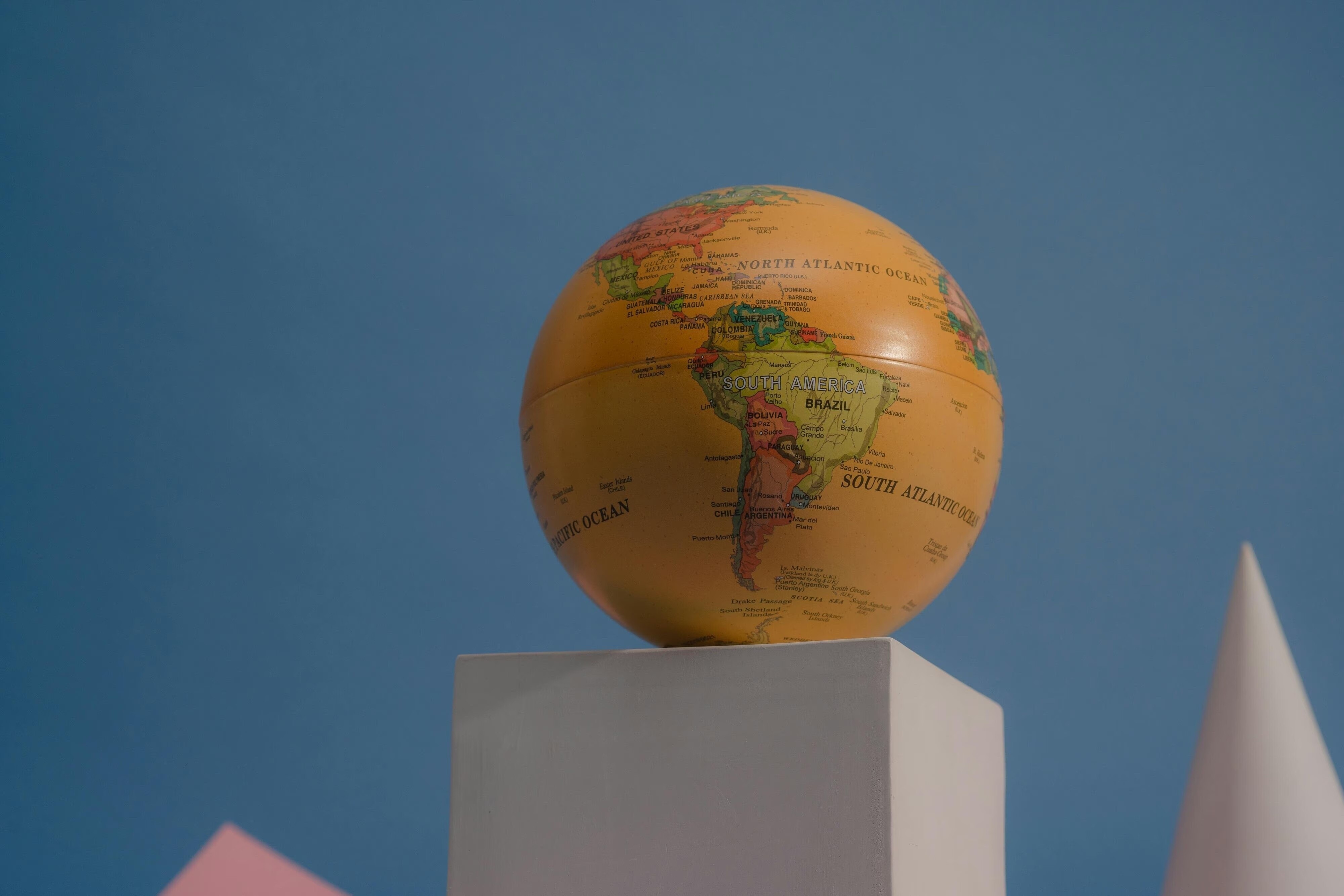 Un gran globo terráqueo muestra la región de América Latina.